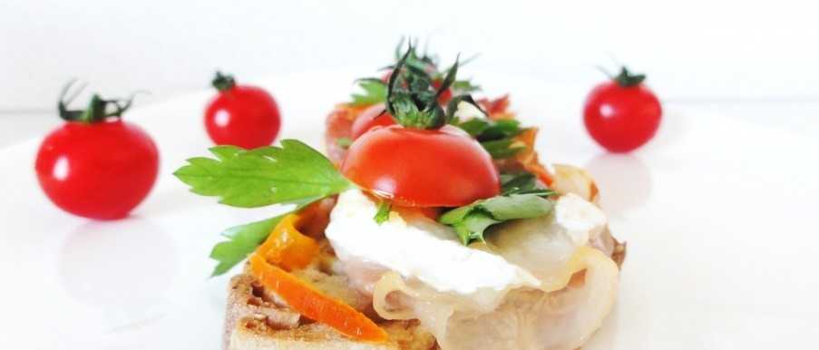 Tartine de chèvre, poivrons et jambon