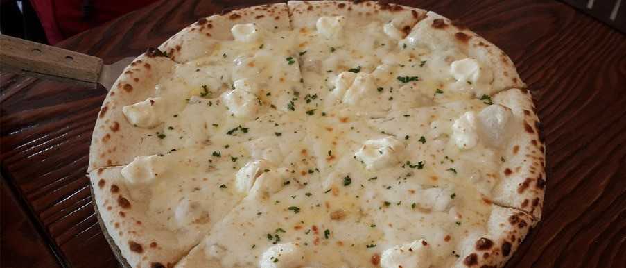 Pizza au fromage de chèvre et miel