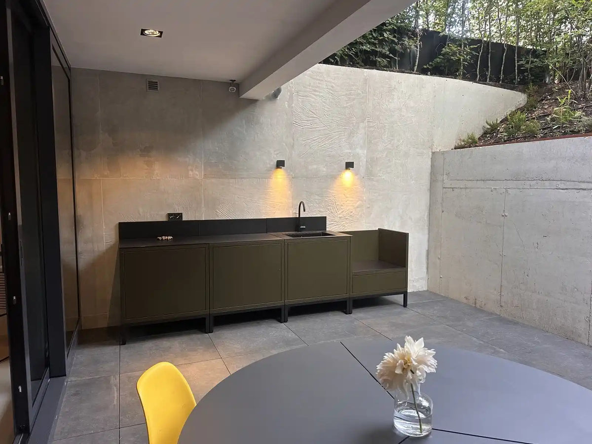 Kokko Outdoor-Küche in Olivgrün bei einem Kunden installiert, Terrasse mit Blick auf den Garten