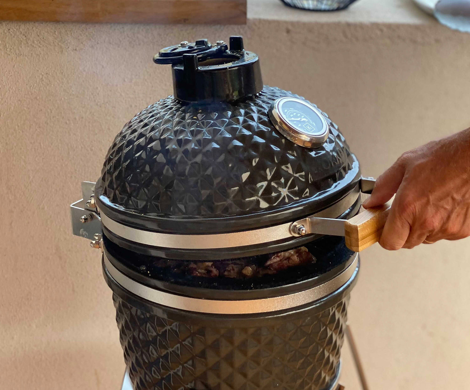 Détail du couvercle et de la poignée du Little Kokko 13.