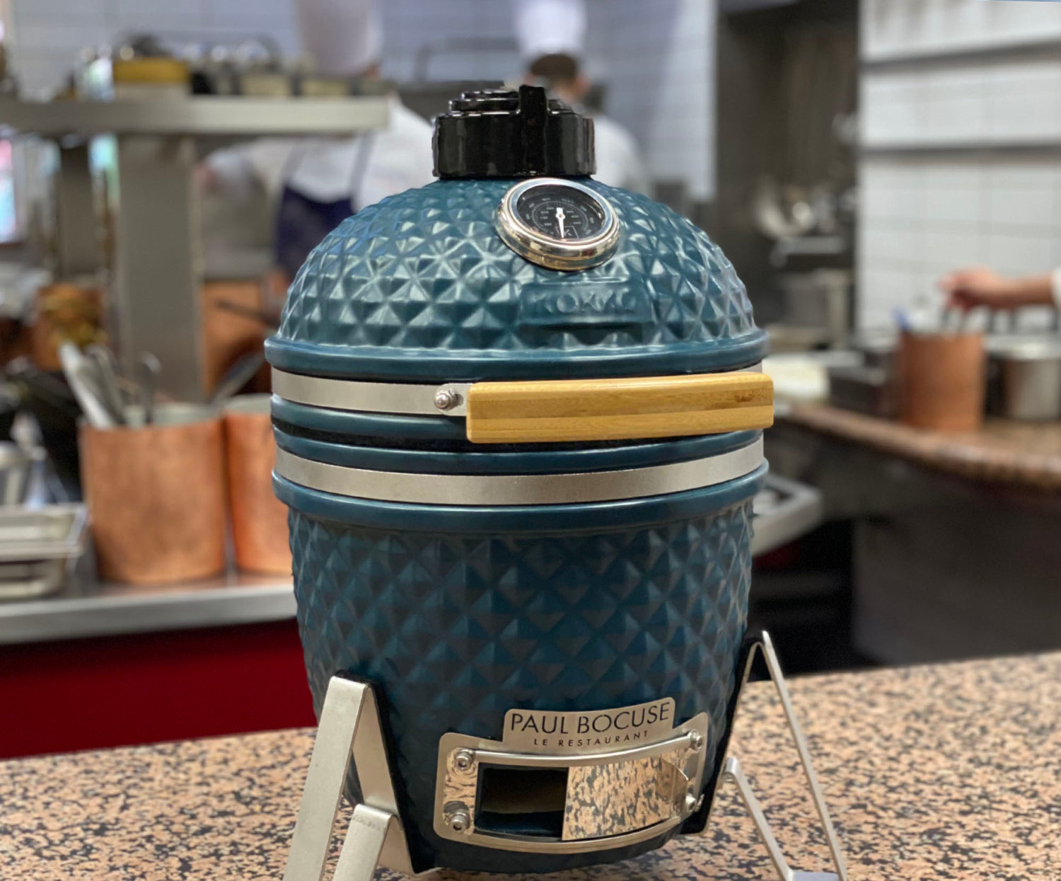 Little Kokko 13 bleu océan posé sur un plan de travail.