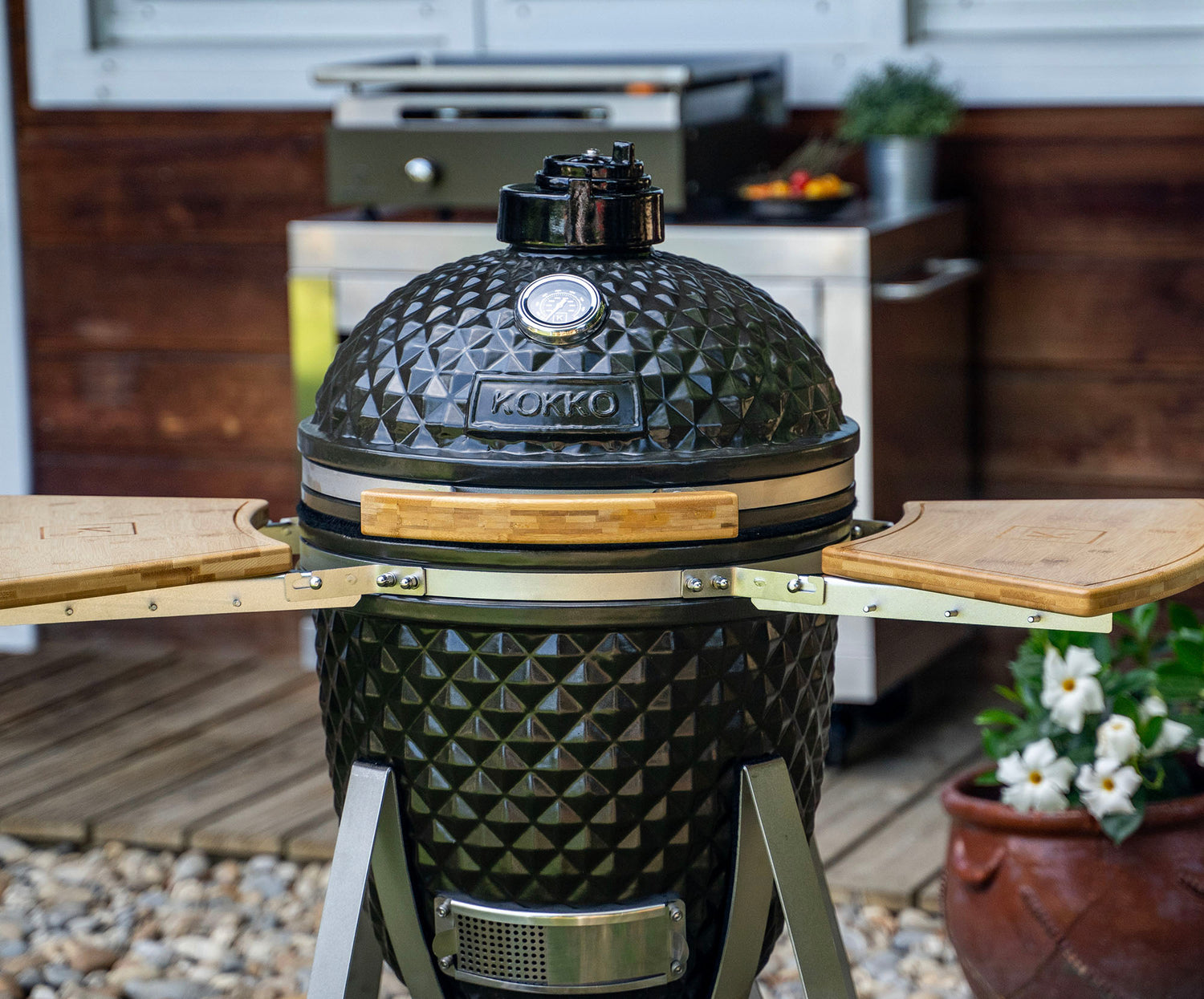 Kamado Kokko L 18 pouces installé en extérieur sur son support.