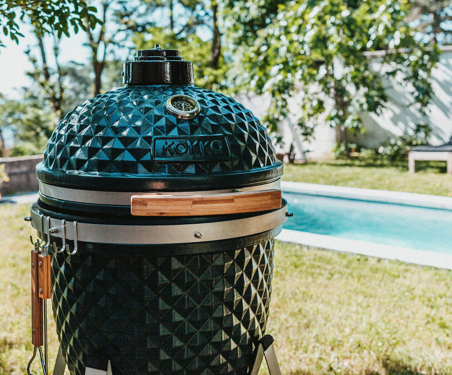 Kamado Kokko XL installé en extérieur sur support métallique.