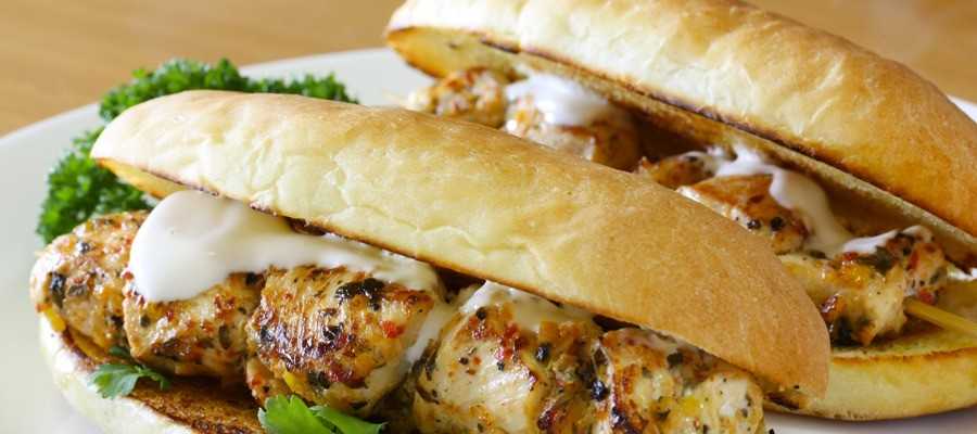 Brochette de poulet épicé et sa sauce blanche