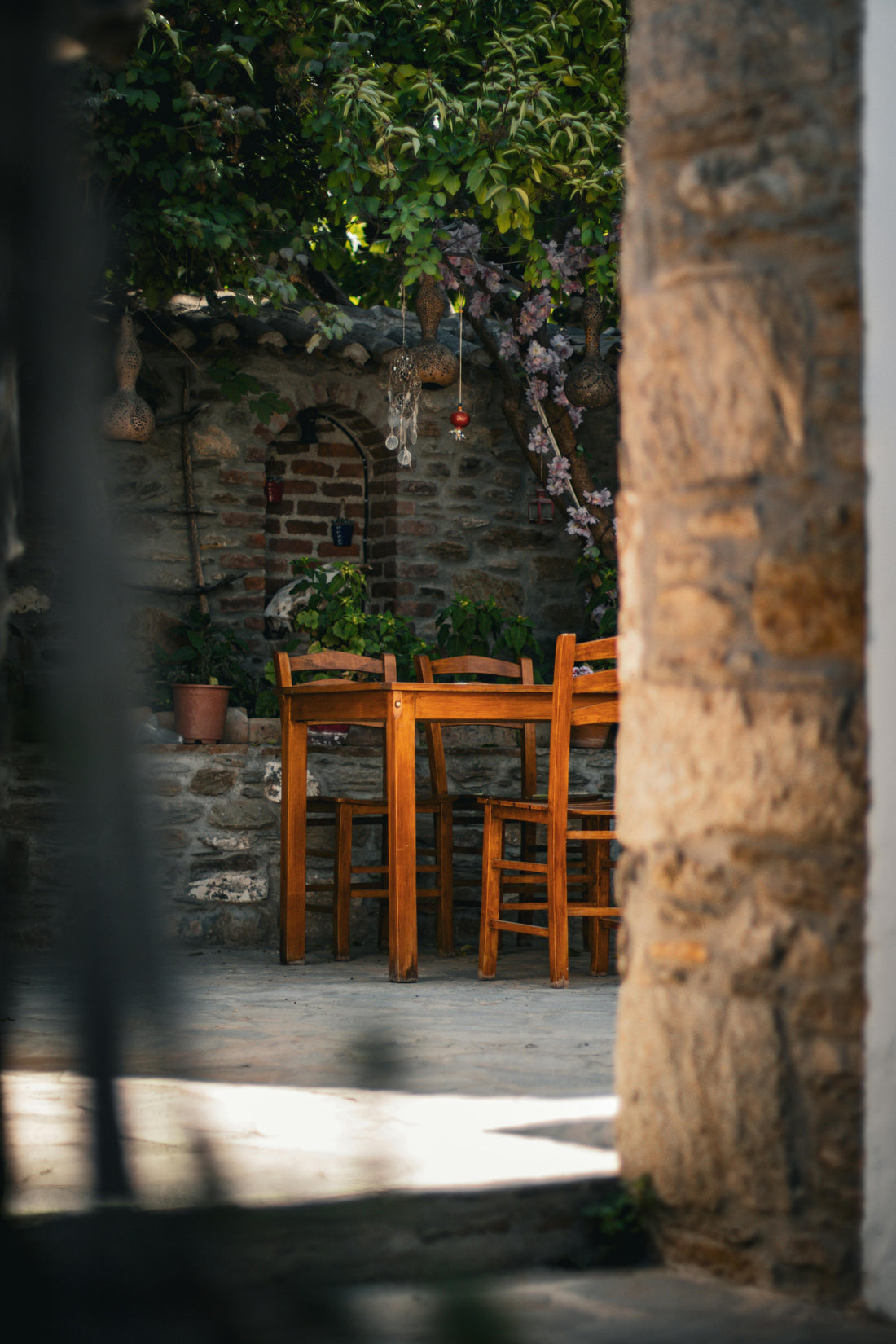 tables et chaises en bois