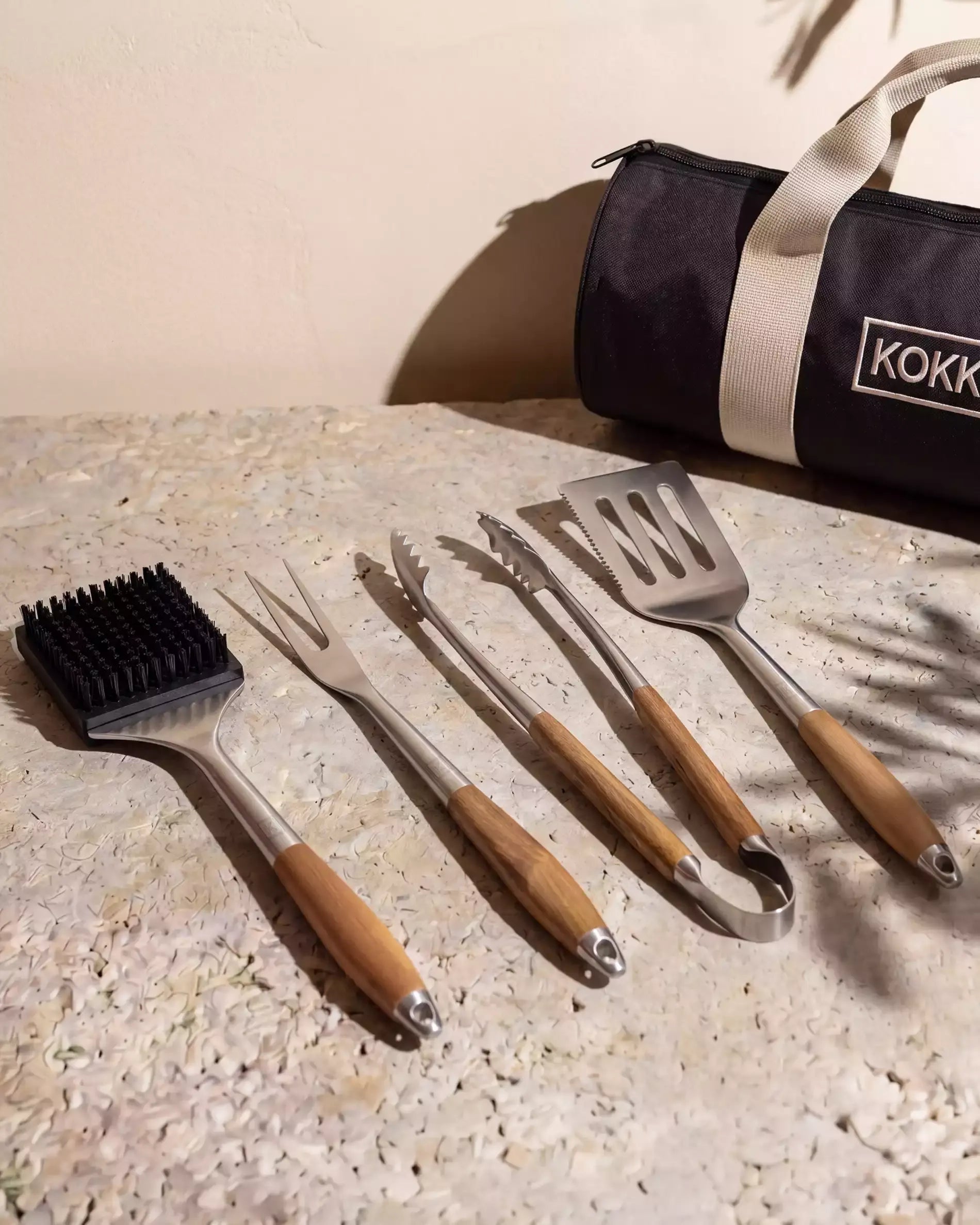 Kokko Grillbesteck-Set, 4-teilig (Bürste, Gabel, Zange, Spatel) mit Holzgriffen und Aufbewahrungstasche