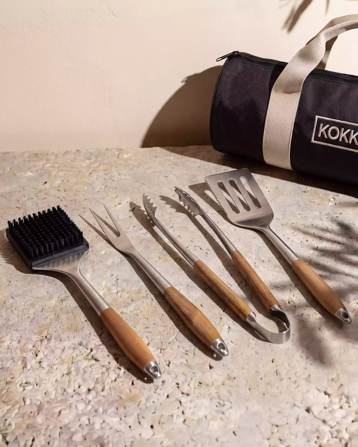 Kokko Grillbesteck-Set, 4-teilig (Bürste, Gabel, Zange, Spatel) mit Holzgriffen und Aufbewahrungstasche