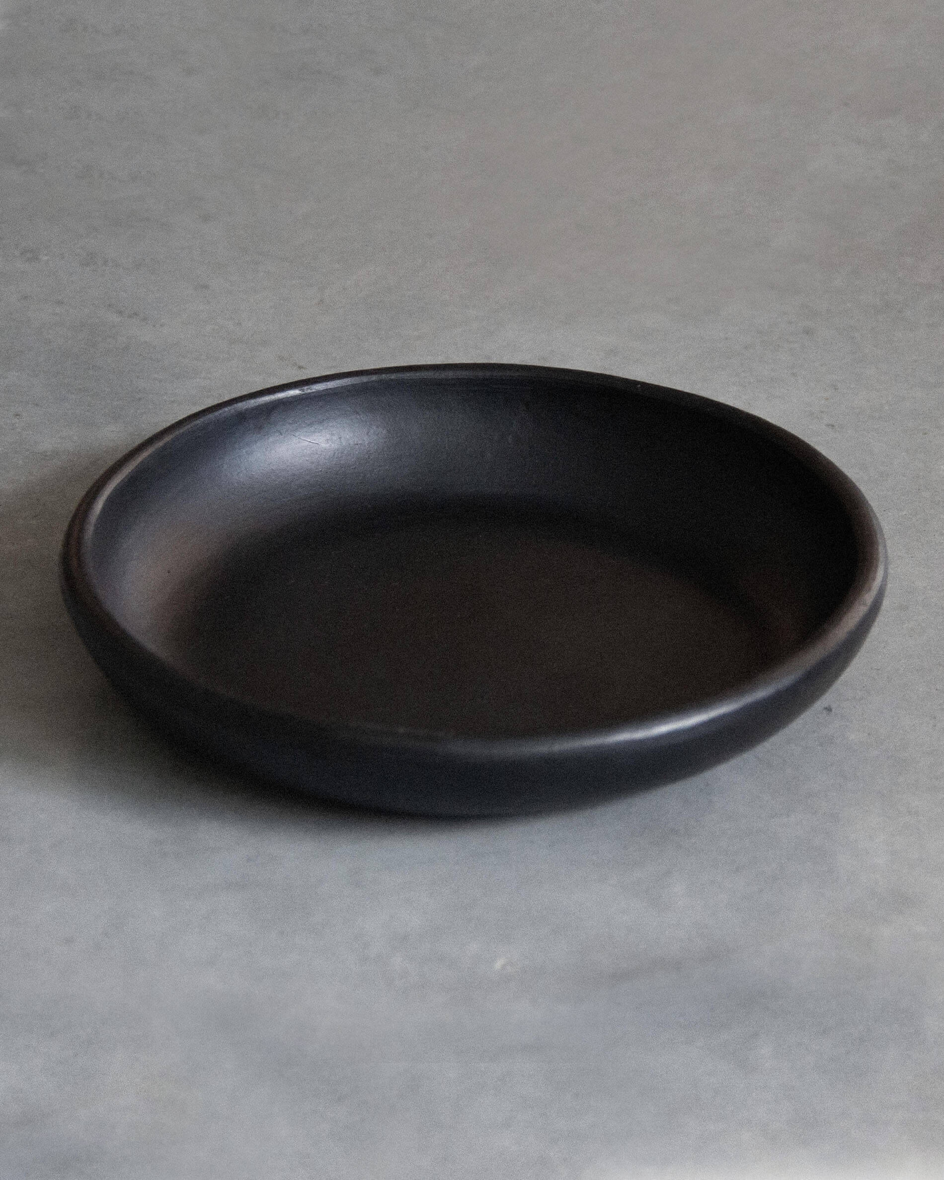Schwarzer Chamba-Tonteller