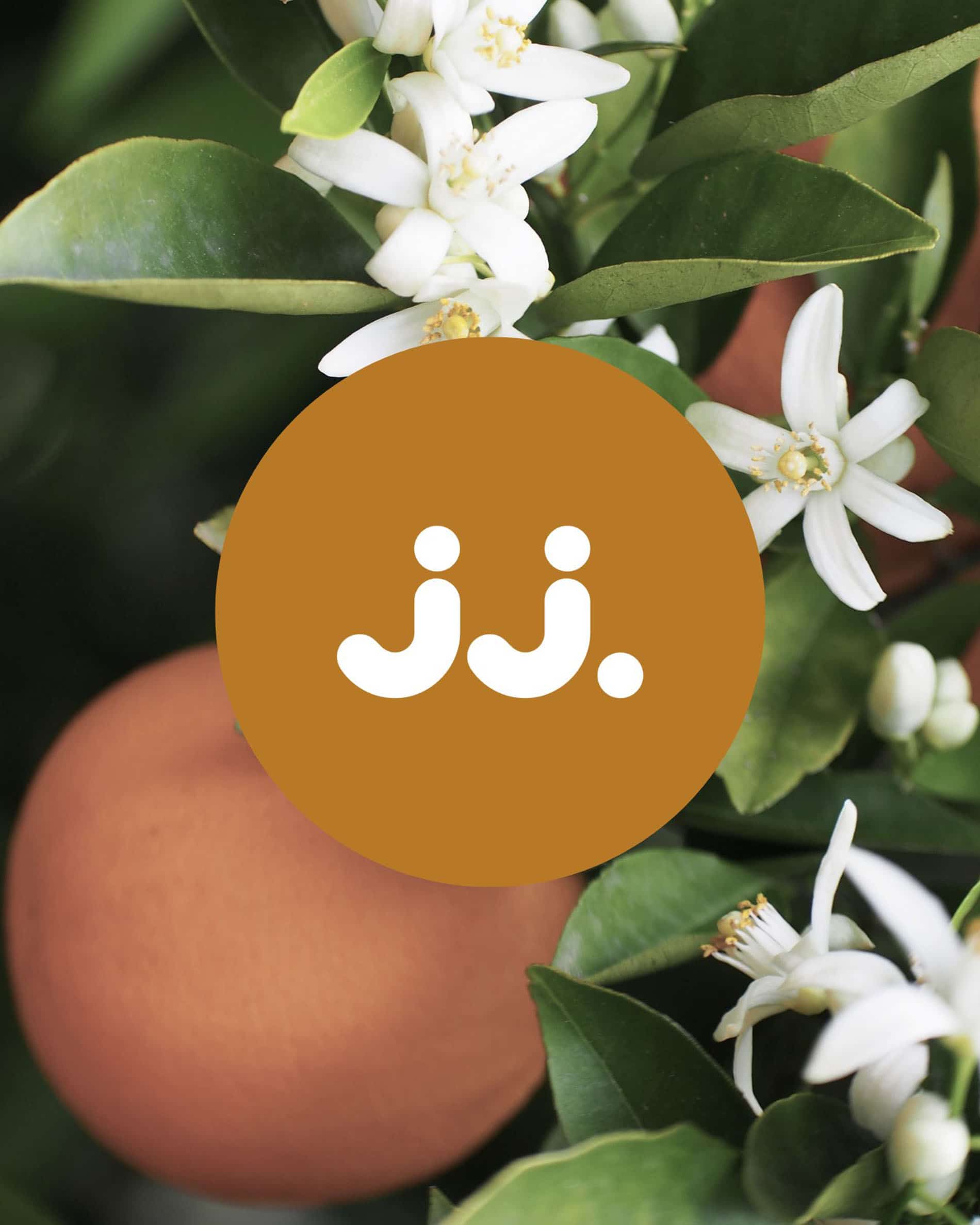 Fleurs de fleur d’oranger et fruits orangés avec logo jj., pour la senteur Citronnelle & Fleur d’oranger.