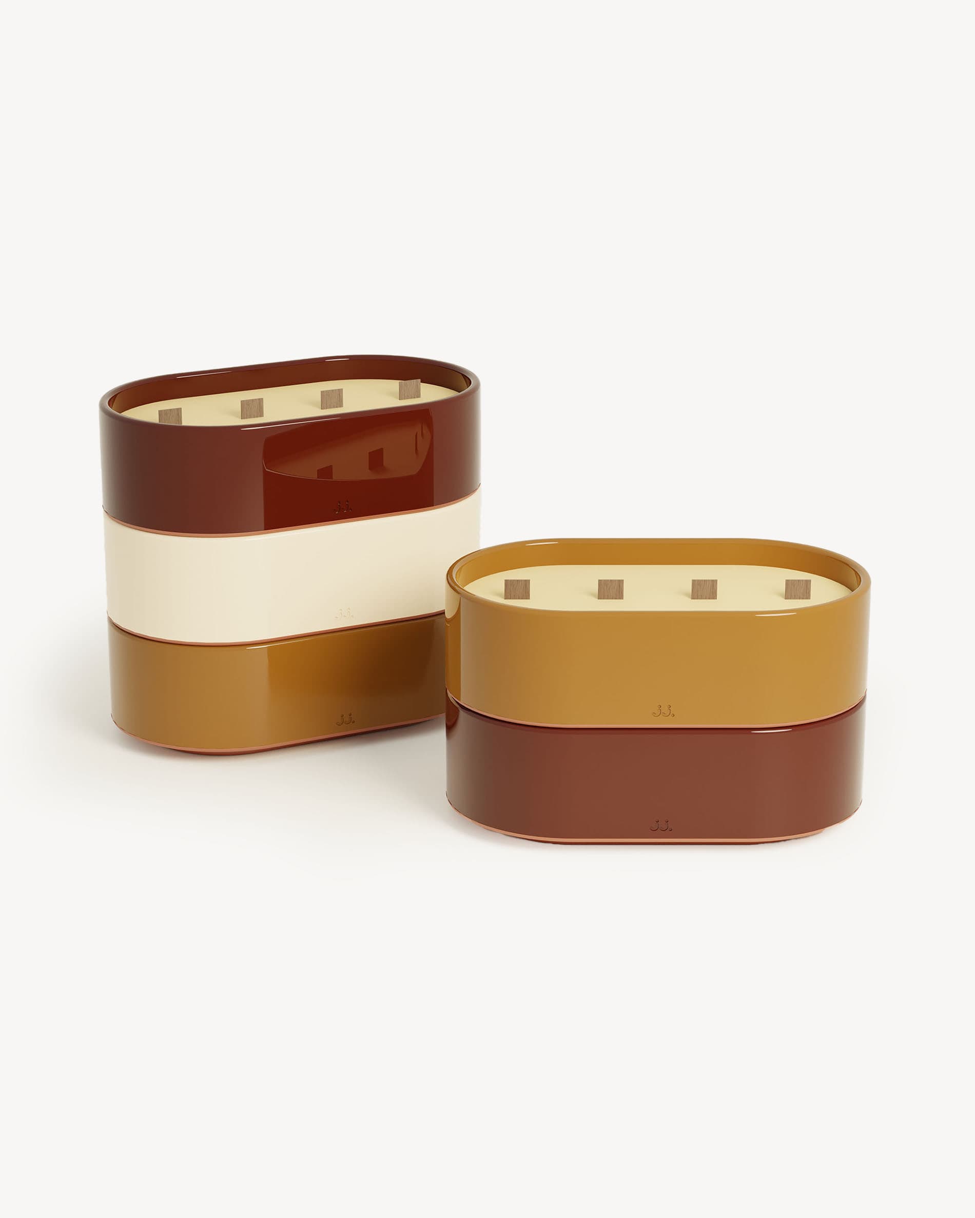 Duo de bougies Totem L en céramique émaillée rouge oxyde et terre de sienne, cire parfumée à la citronnelle, géranium et fleur d’oranger.