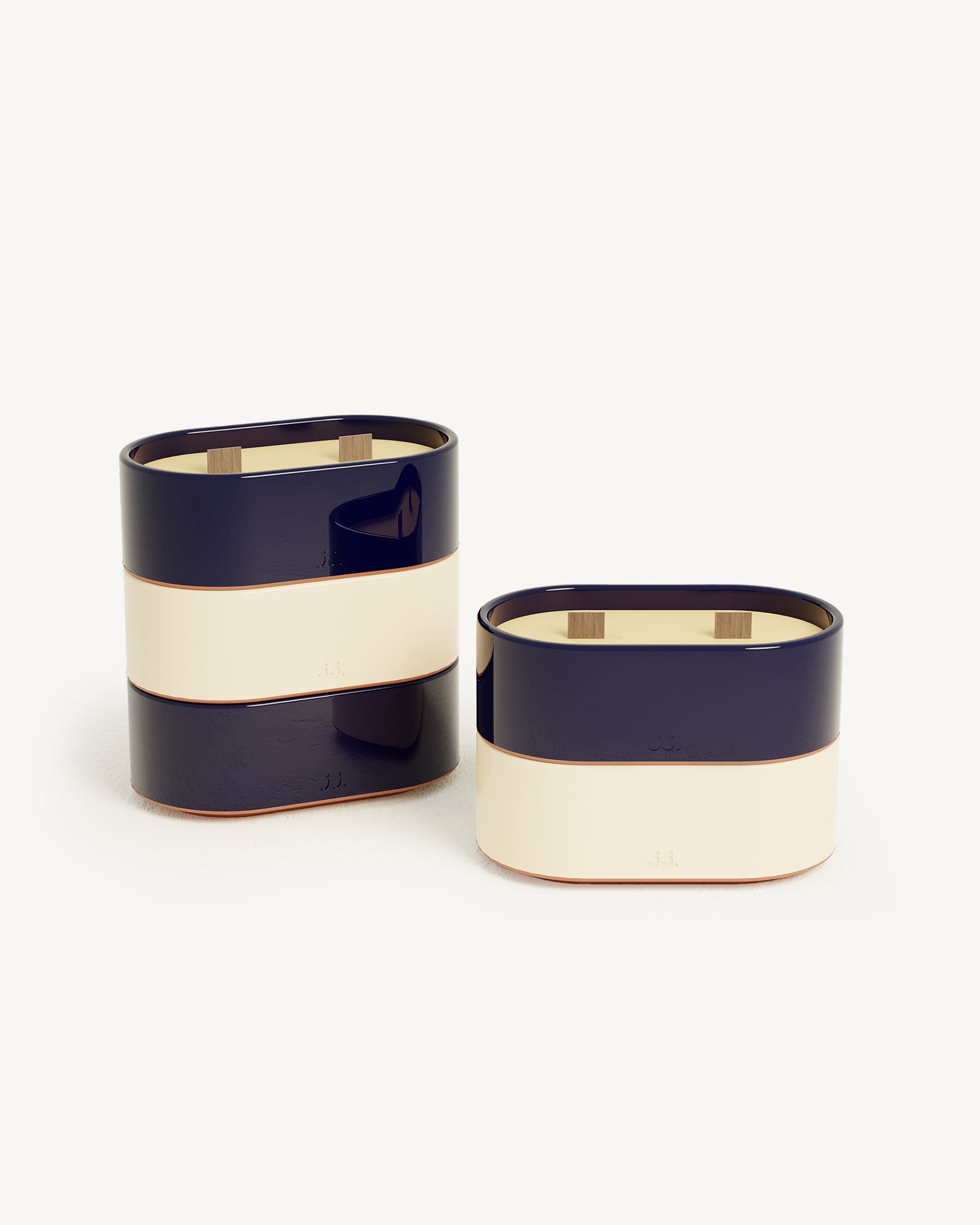Totem-Kerze S aus zweifarbiger Keramik in Beige-Elfenbein und Marineblau, mit Zitronengrasduft und Noten von Zitrone und Meersalz.
