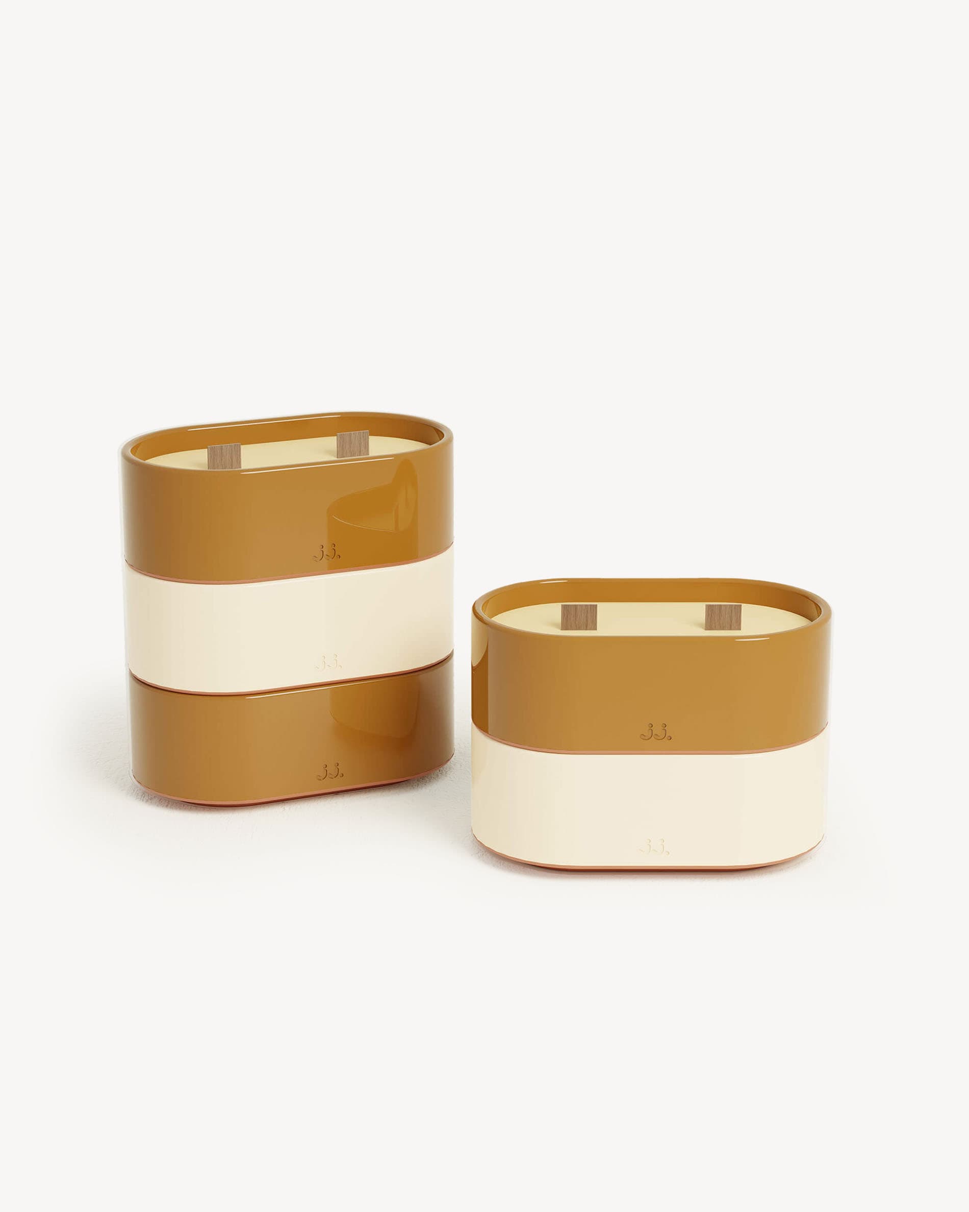 Totem-Kerze Größe L aus elfenbeinbeiger und sienabrauner Keramik, mit Zitronelladuft und Orangenblütennoten.