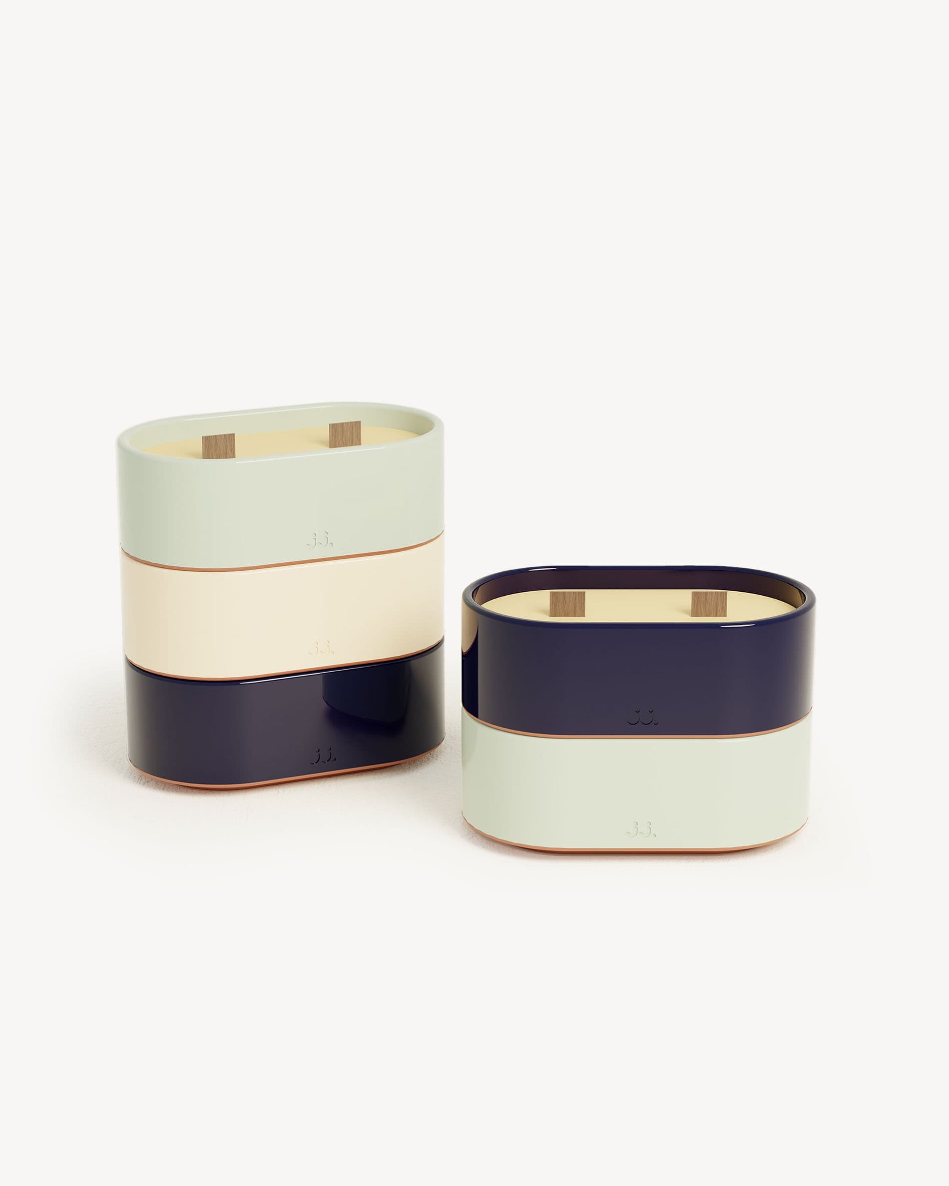 Totem S Kerzen aus Keramik in Wassergrün und Marineblau, mit Zitronelladuft und Noten von Eukalyptus und Meersalz.