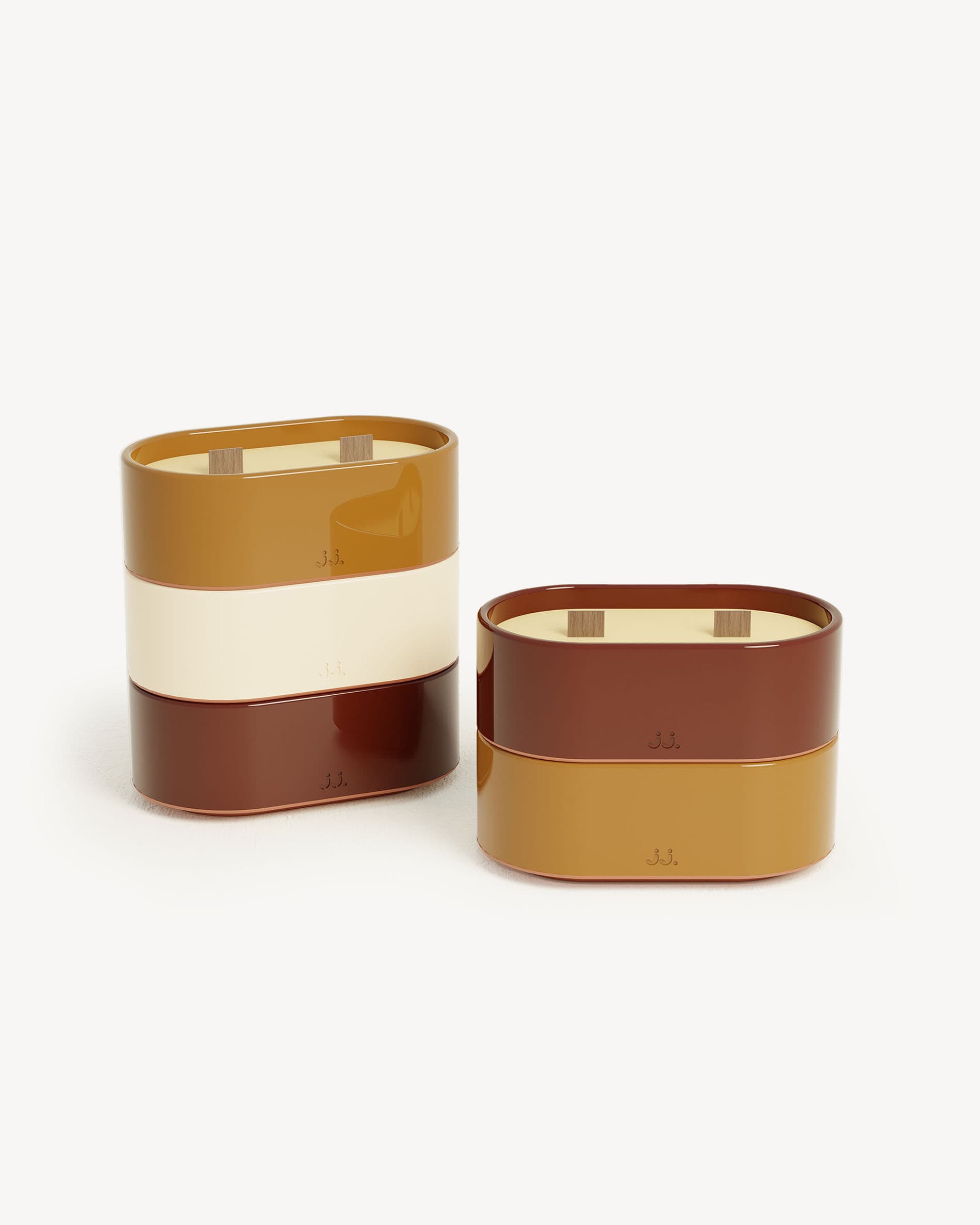 Totemkerzen S mit Oberflächen in Oxidrot und Siena-Braun, mit Zitronelladuft und Noten von Geranie und Orangenblüte.