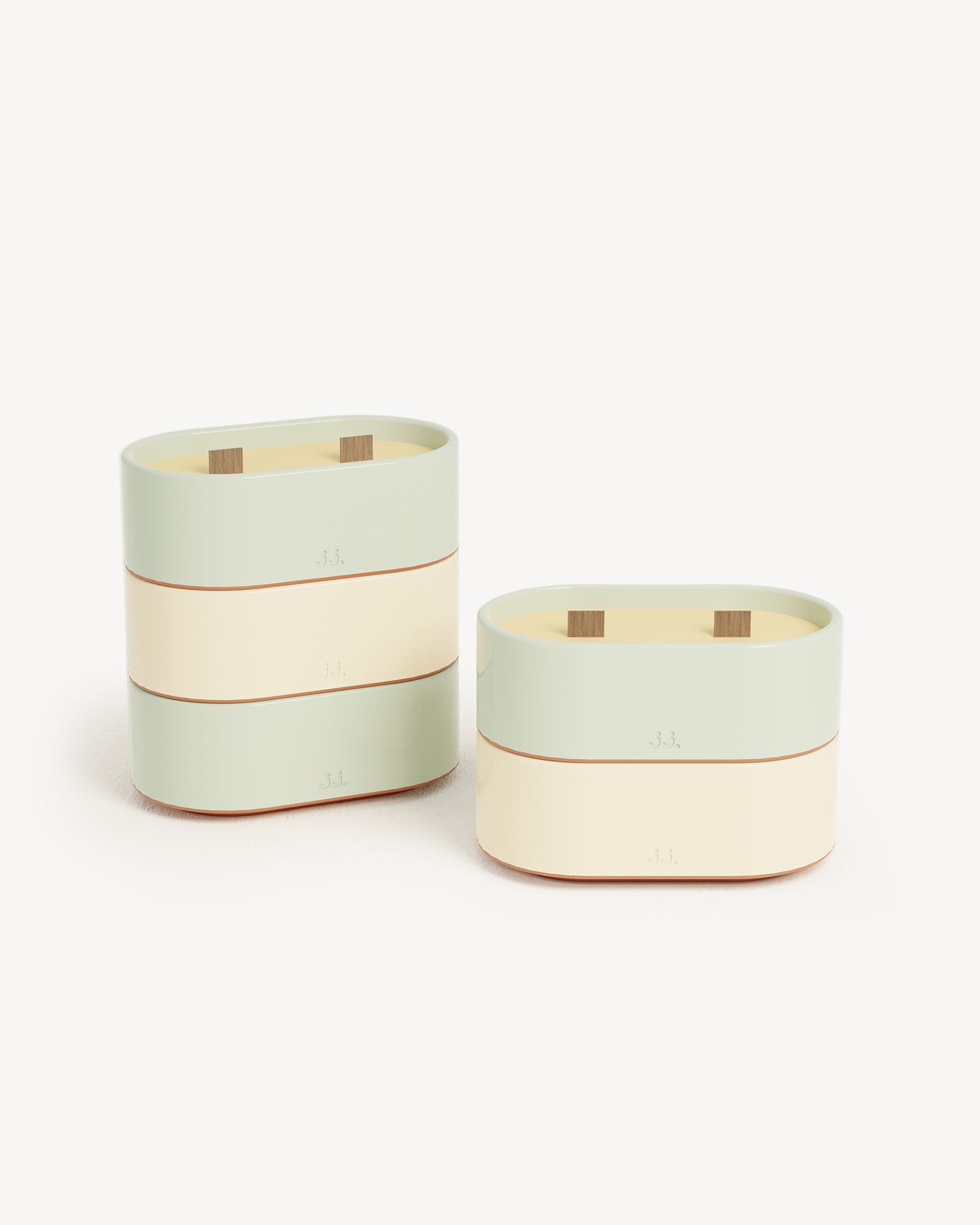 Totem S Kerzen-Set in Wassergrün und Elfenbeinbeige, Duftkerzen mit Zitronengras, Eukalyptus und Zitrone.