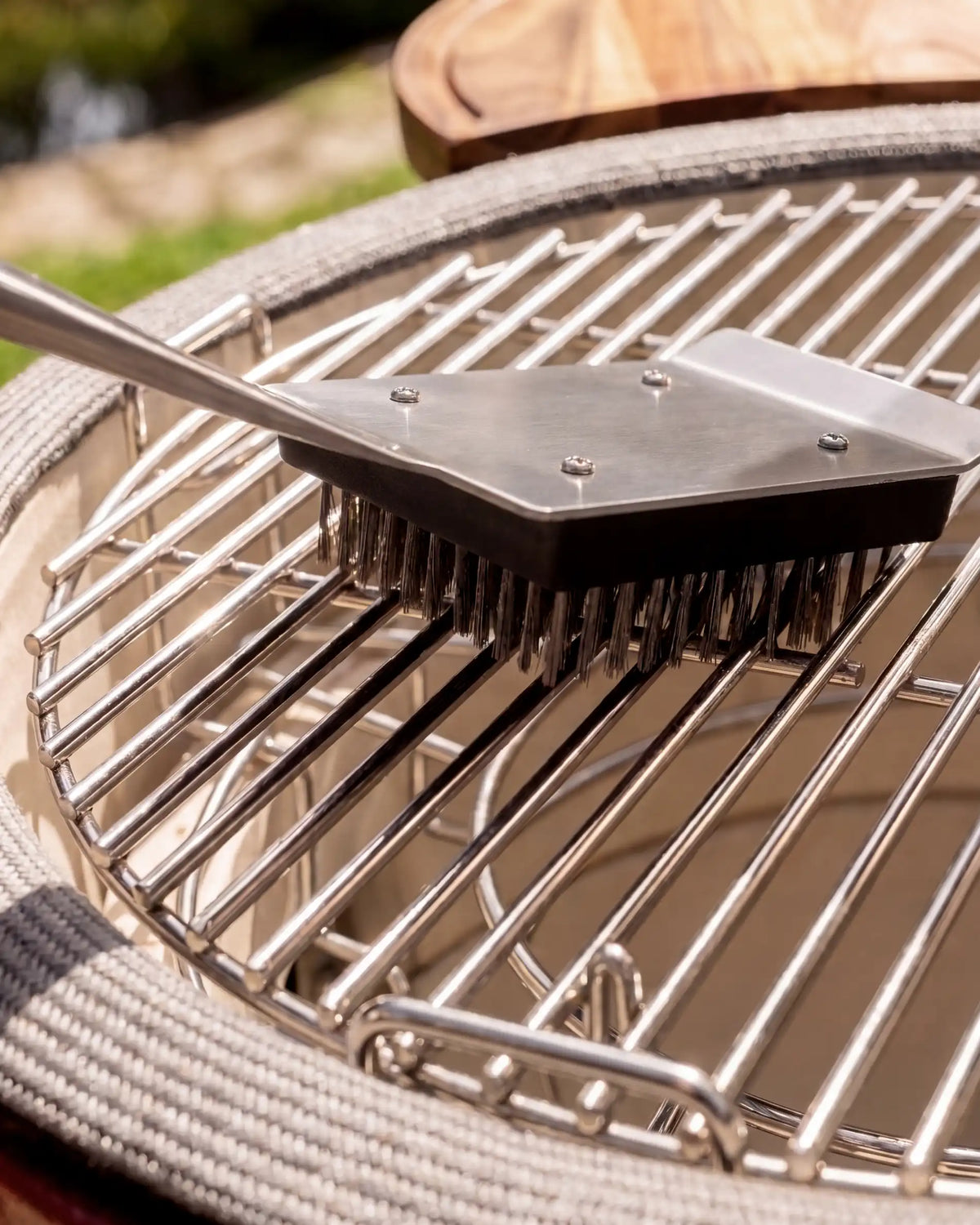 Kokko Edelstahlbürste mit Akazienholzgriff – für die Reinigung Ihres Grillrosts