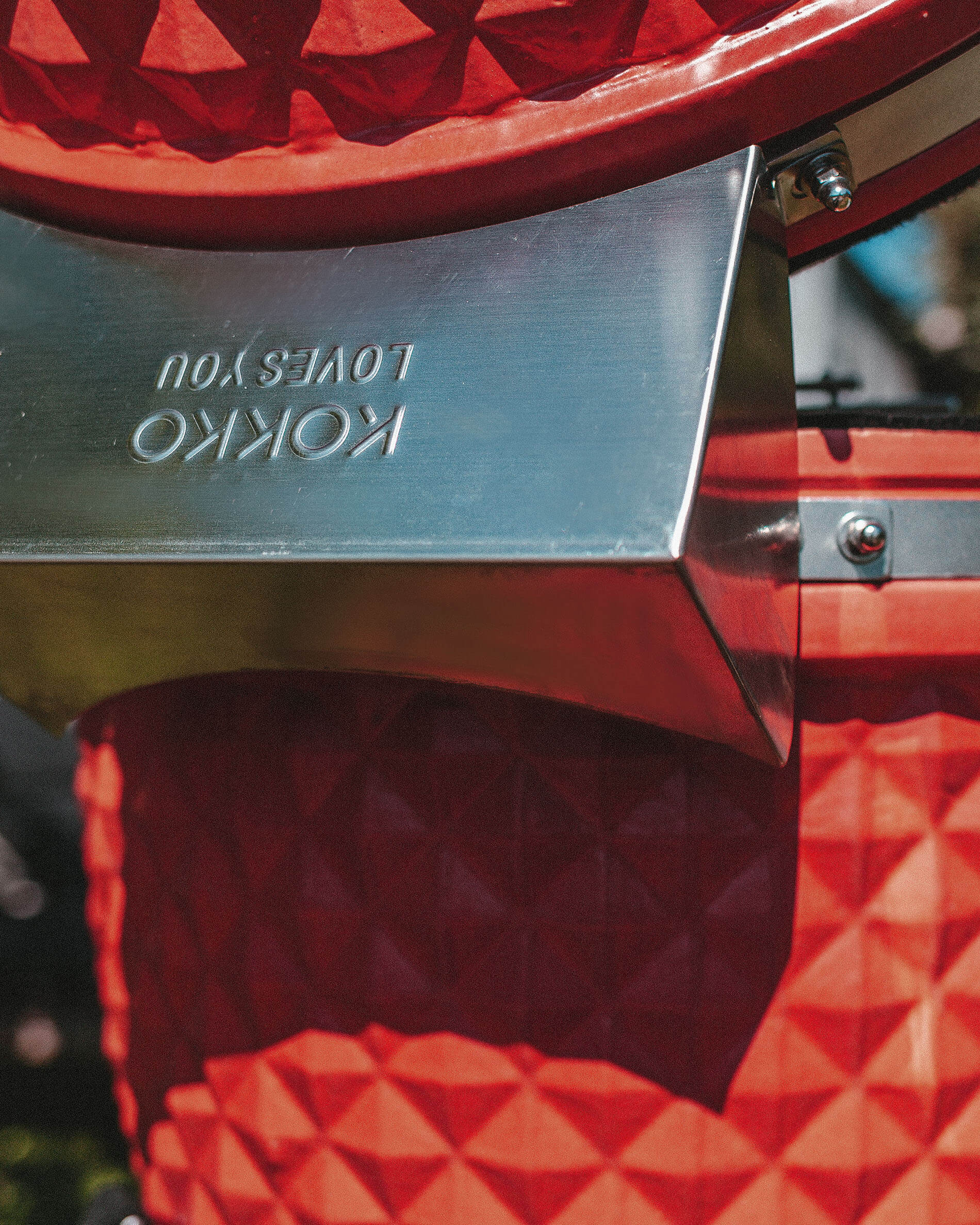 Cache en inox monté sur la charnière arrière du kamado Kokko.