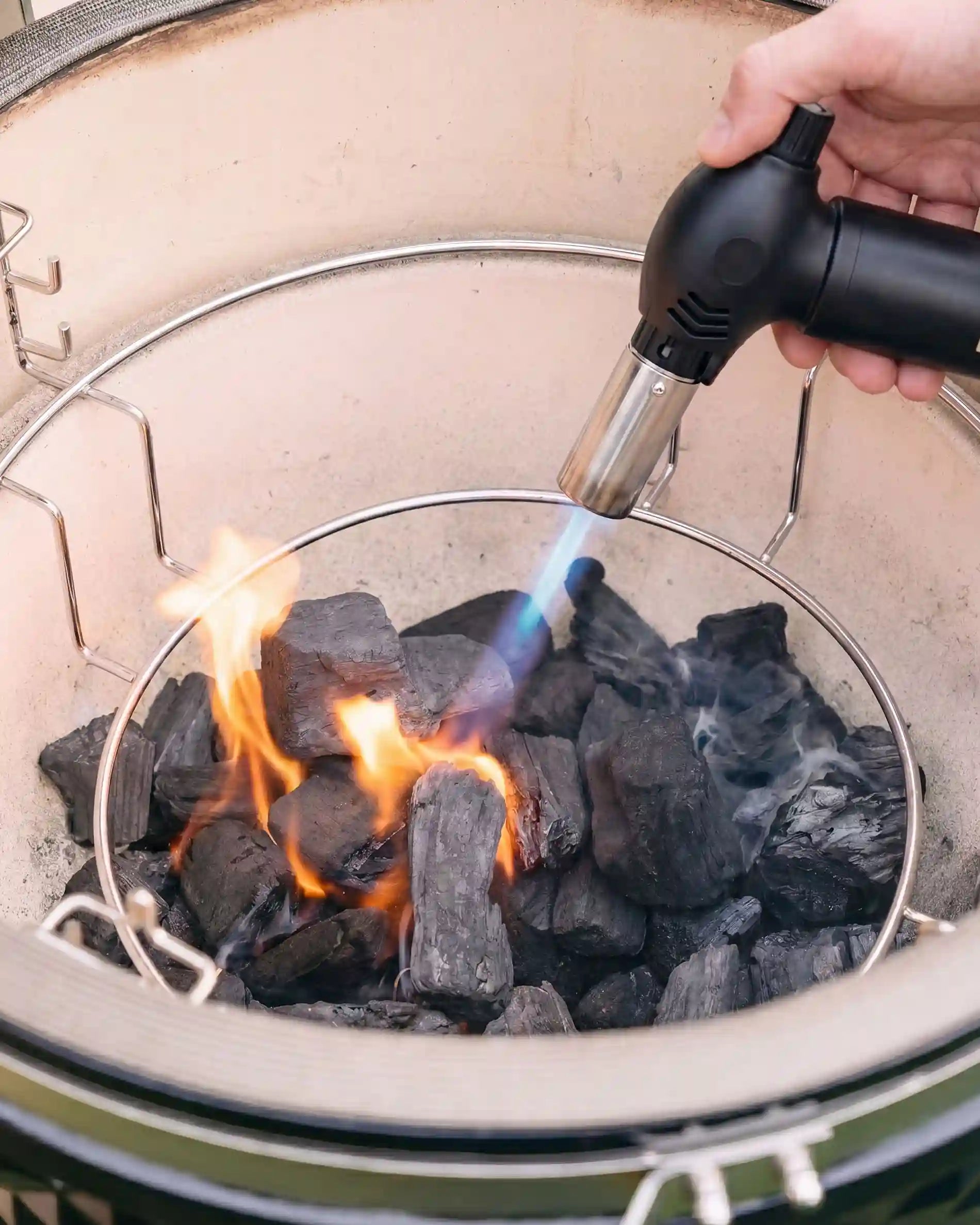 Anzünden der Holzkohle im Kamado mit dem Kokko-Gasbrenner
