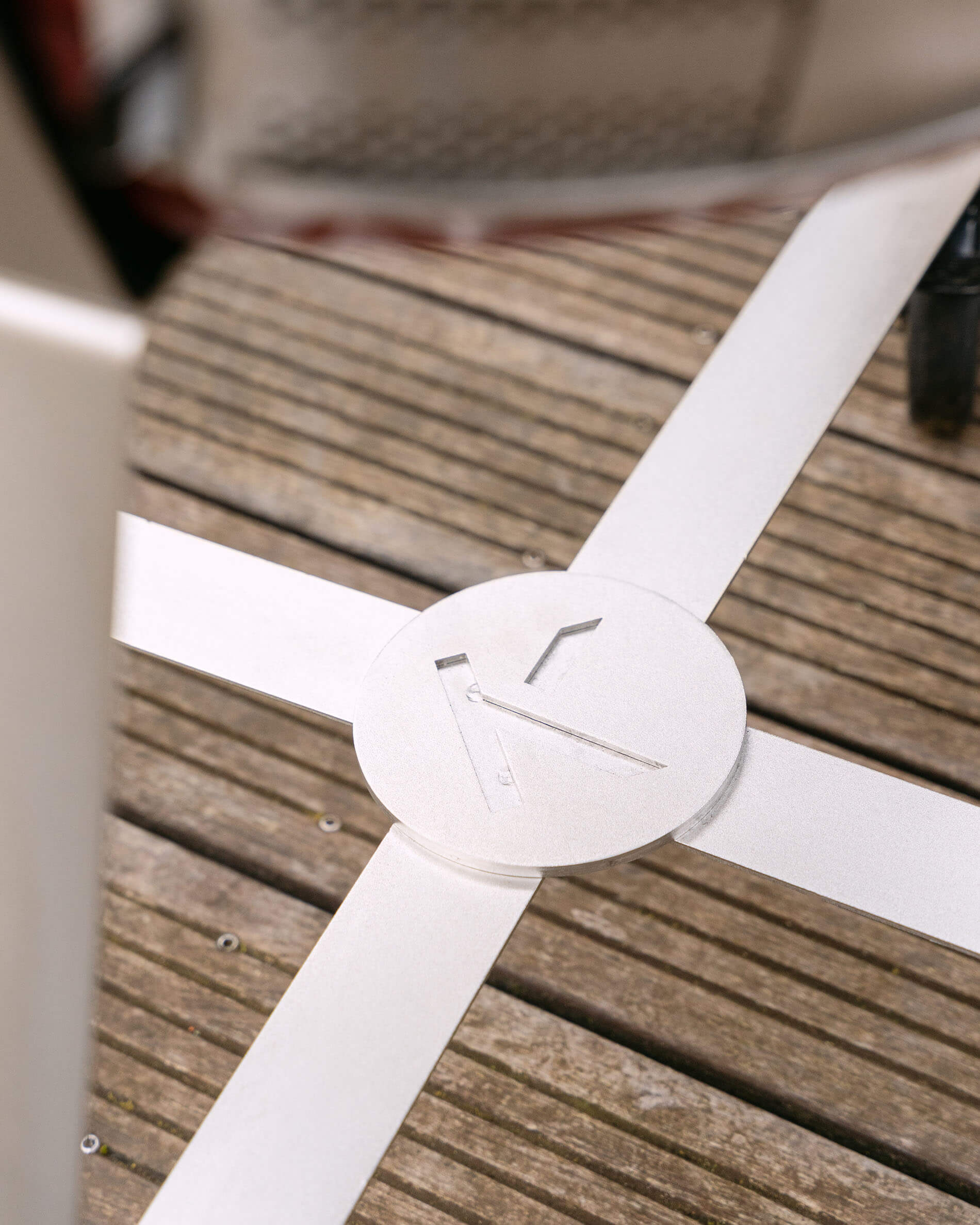 Détail de la croix de renfort métallique située sous le plateau du chariot kamado, assurant la stabilité de l’ensemble.