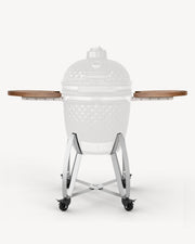 Support sur roulettes pour kamado Kokko équipé de plateaux rabattables en bois, vue de face sur fond neutre.