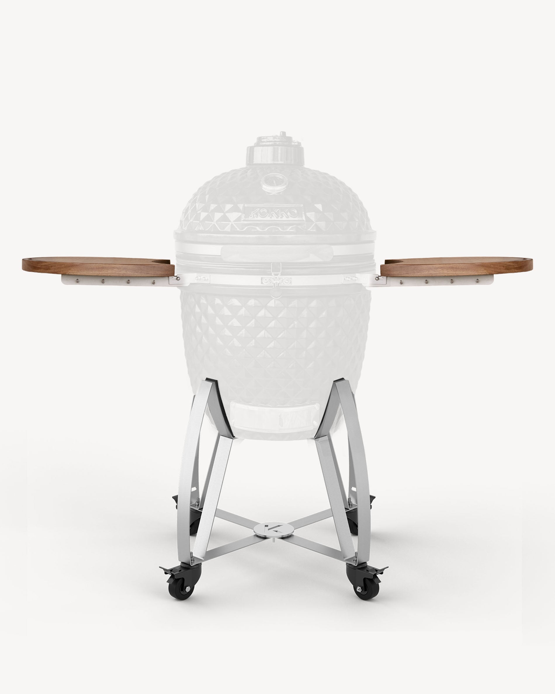 Support sur roulettes pour kamado Kokko équipé de plateaux rabattables en bois, vue de face sur fond neutre.