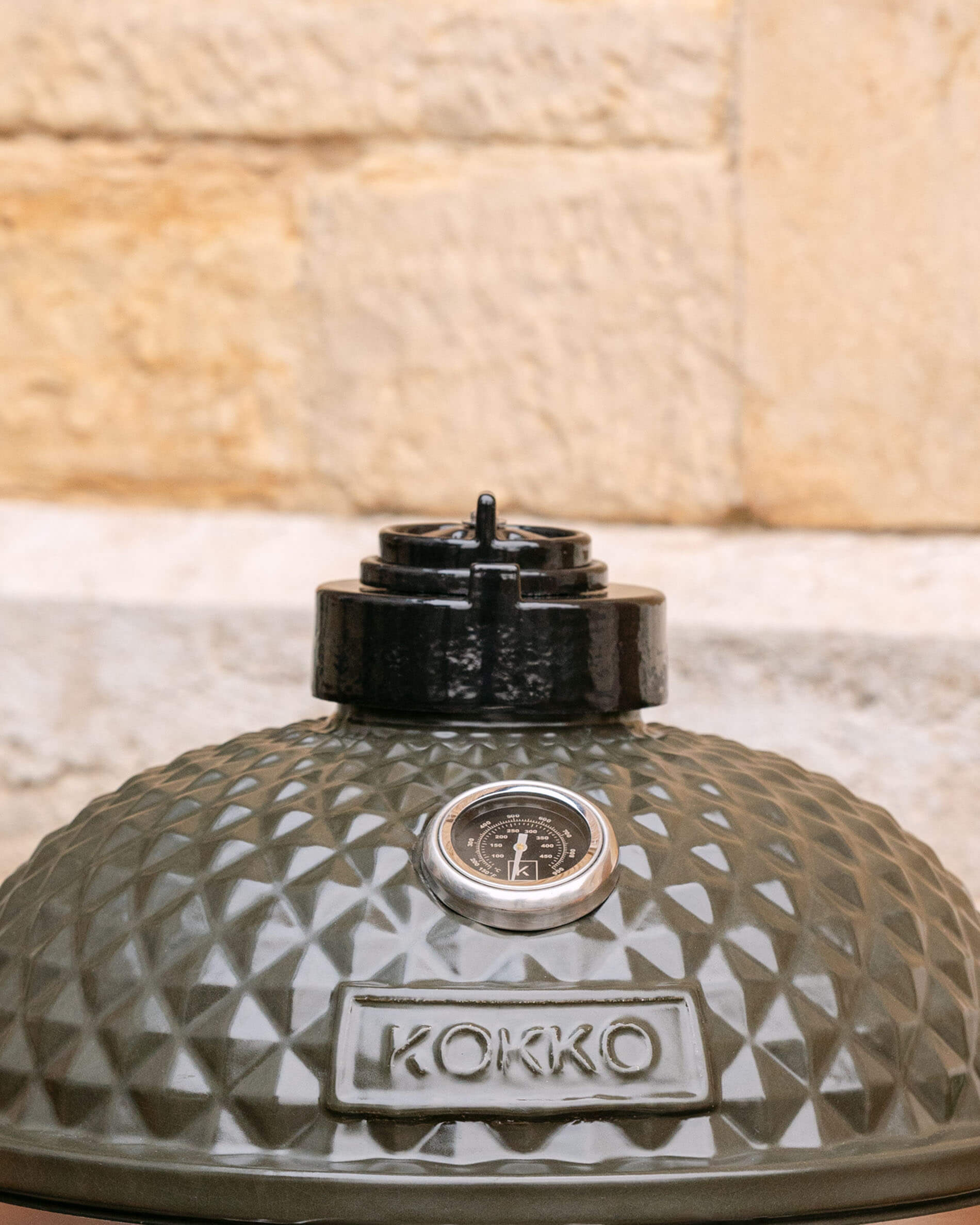 Gusseiserner Kaminaufsatz auf dem Deckel eines Kokko Kamado.