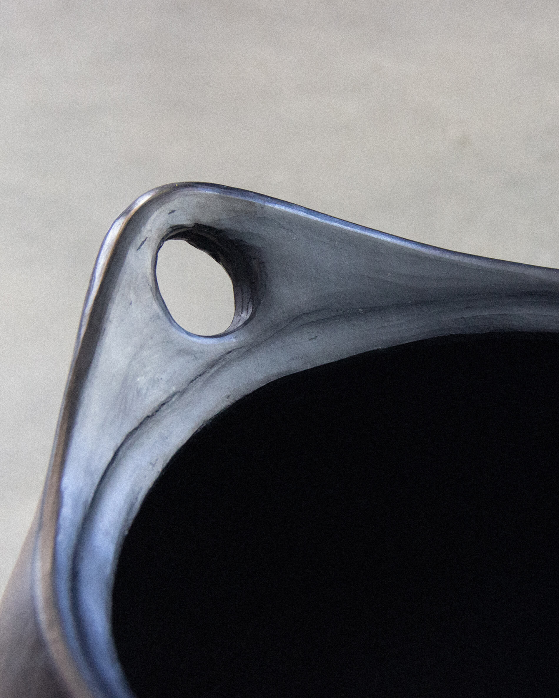 Cocotte haute ronde en argile noire Chamba