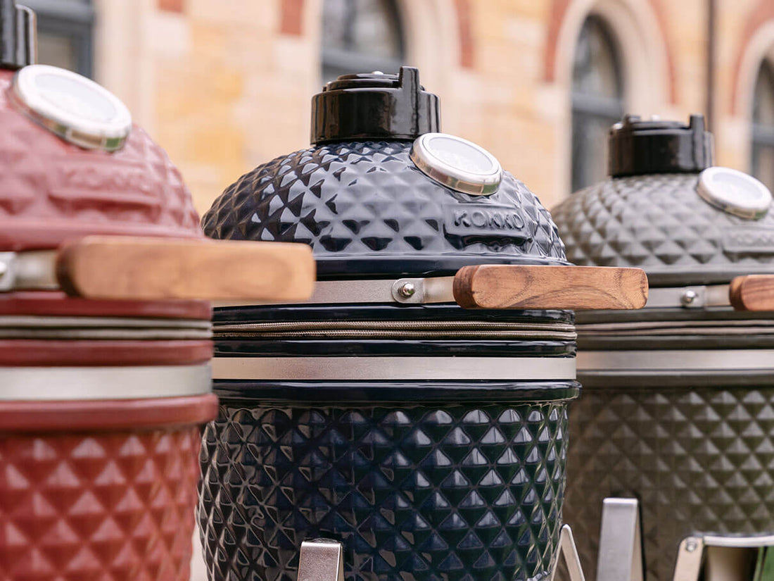 Drei Kokko Kamado-Grills in einer Reihe, aus roter, dunkelblauer und olivgrüner Keramik.