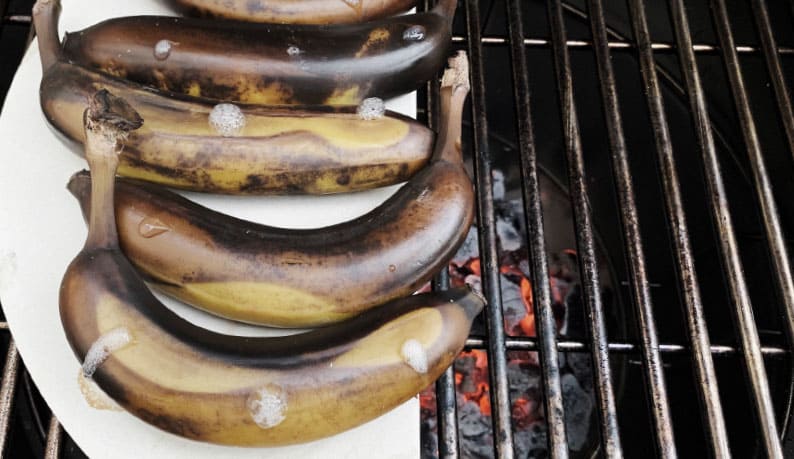 Bananen für indirektes Garen im Kamado