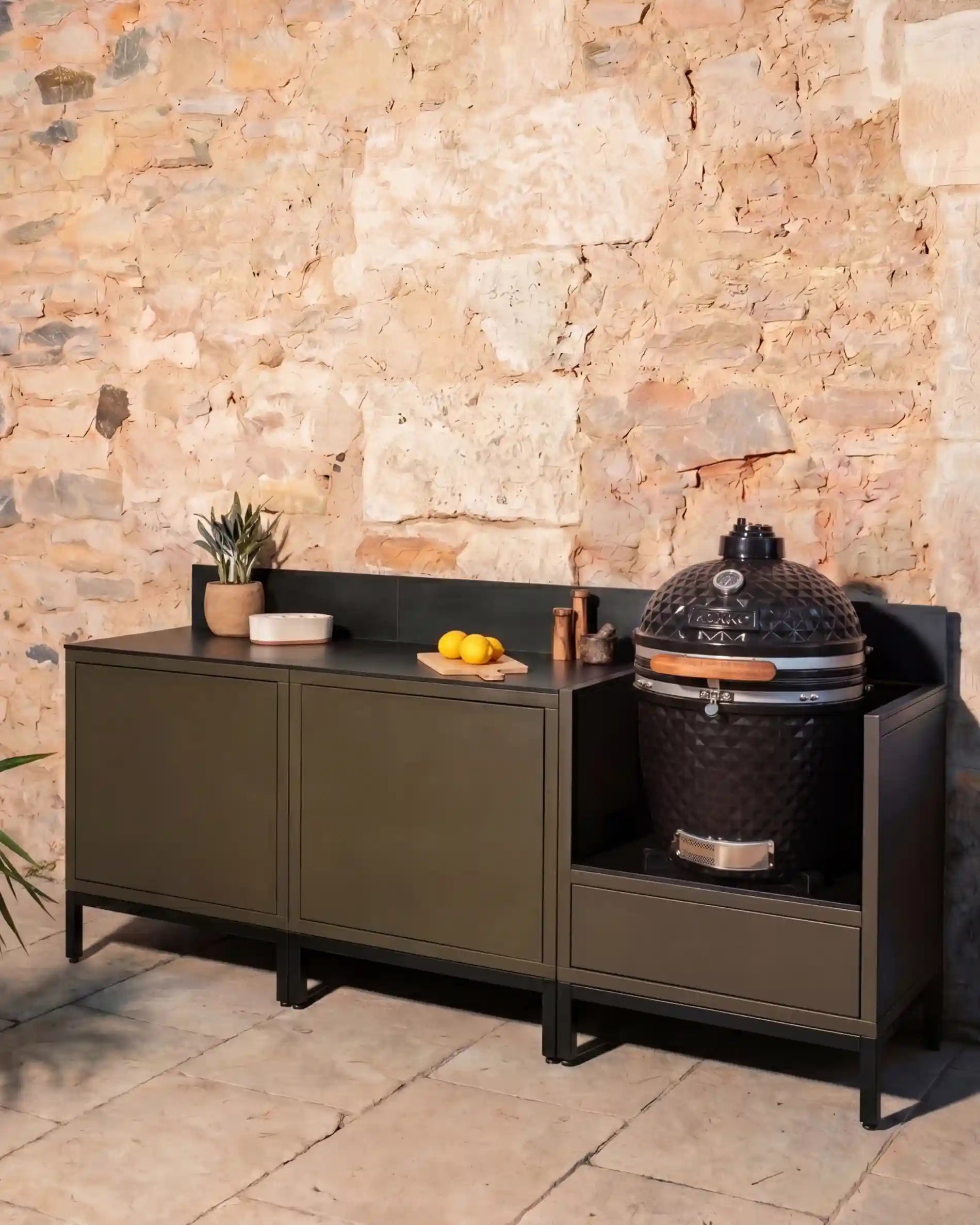 Kokko Olive Outdoor-Küche mit Kamado und schwarzer Arbeitsplatte