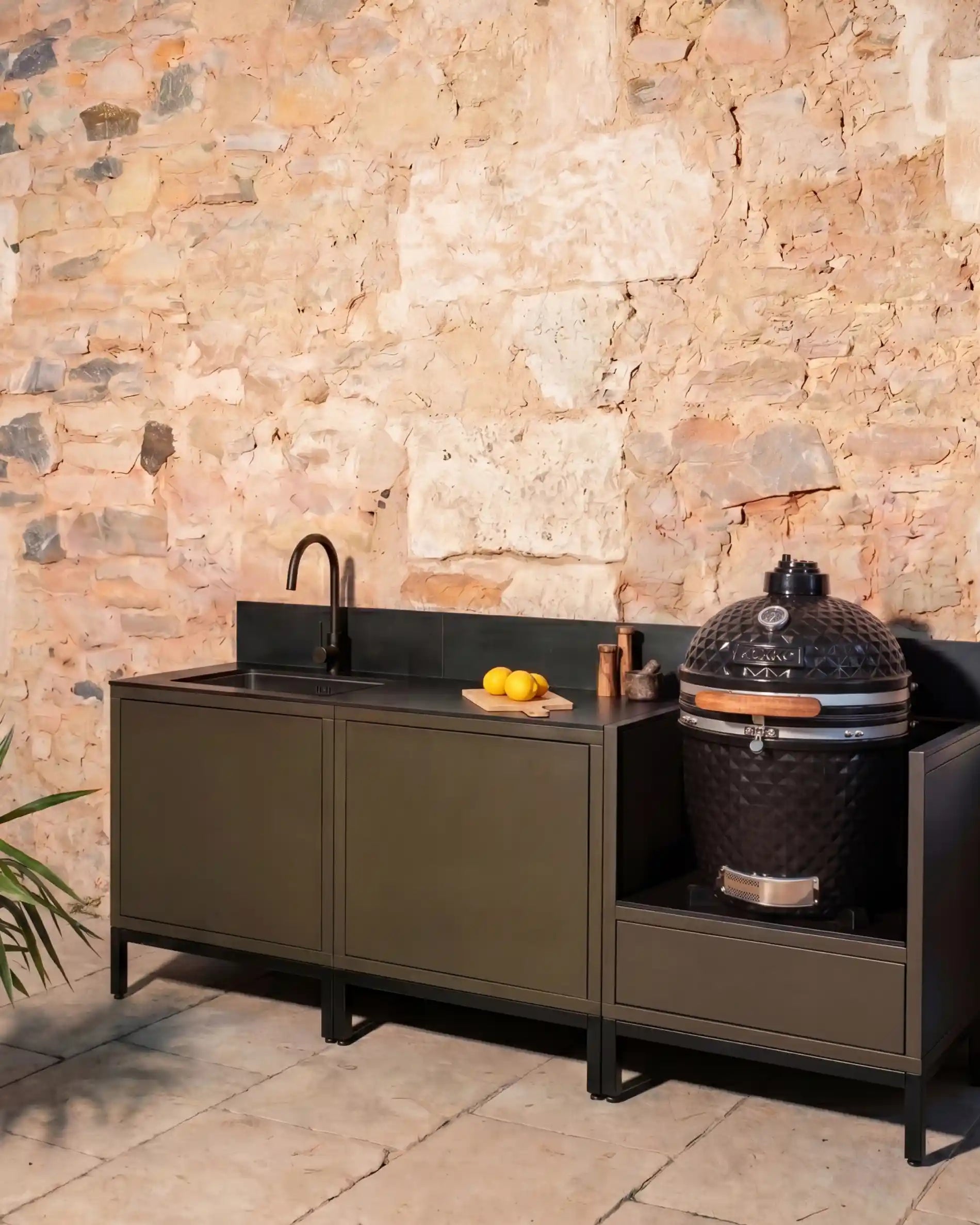 Kokko Outdoor-Küche in Oliv mit schwarzer Spüle und integriertem Kamado-Grill