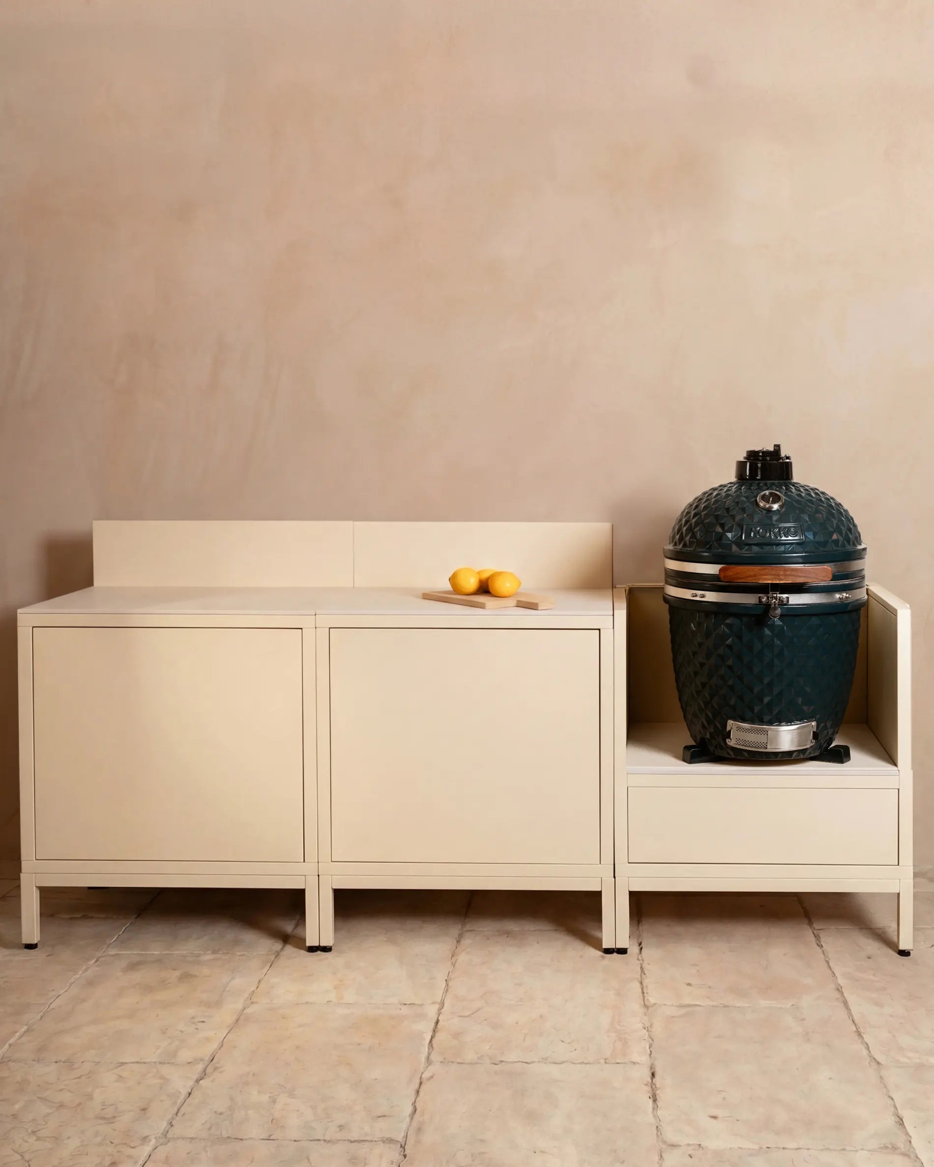 Kokko Creme Outdoor-Küche mit drei Modulen und integriertem Kamado