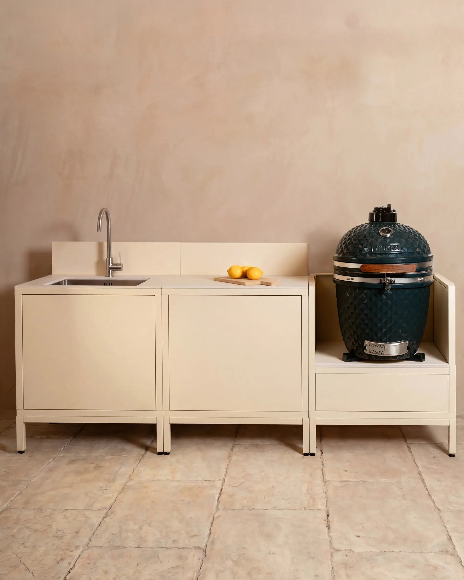 Kokko Outdoor-Küche in Creme mit Spüle, Kamado und drei Modulen