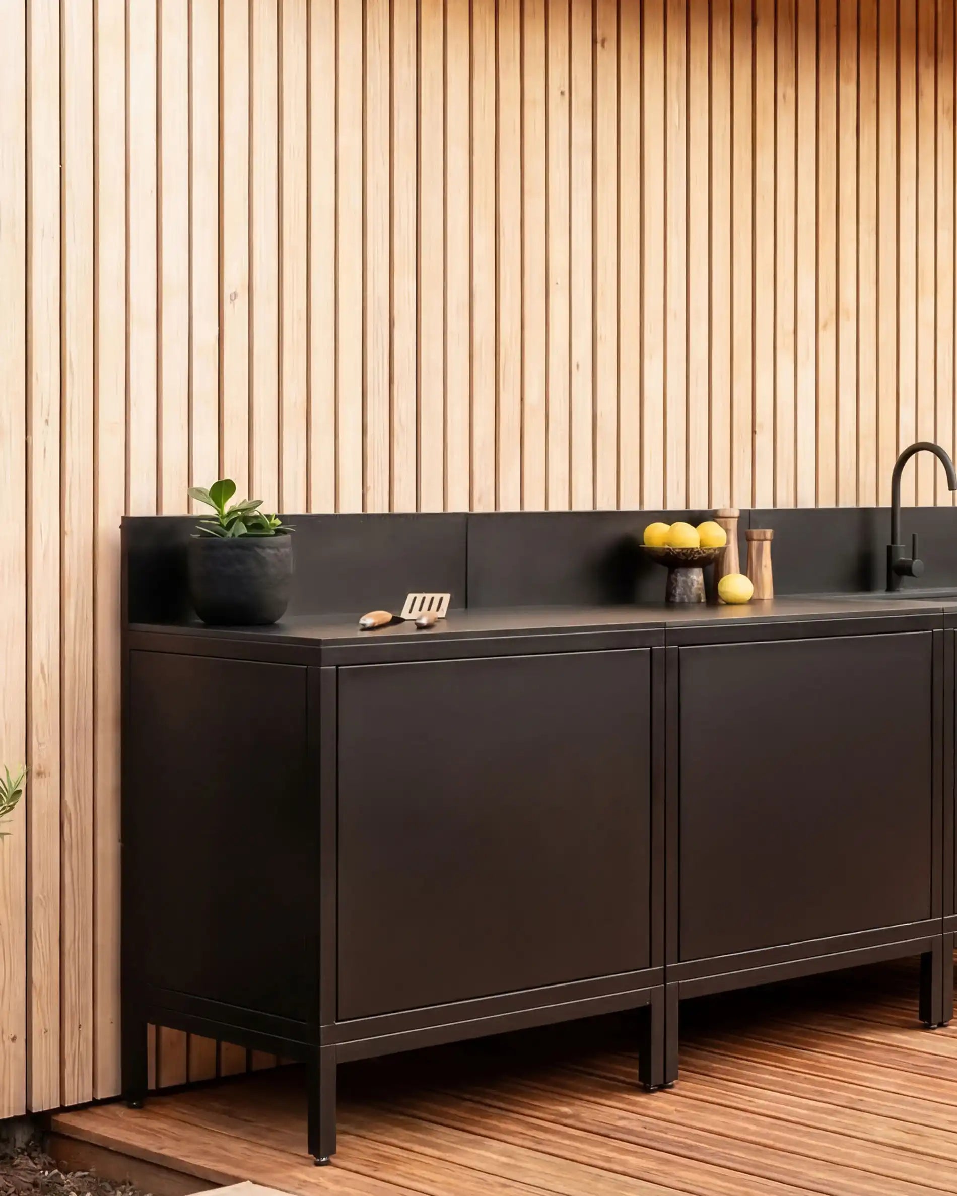 Cuisine extérieure Kokko Pilotis noire avec évier et rangements