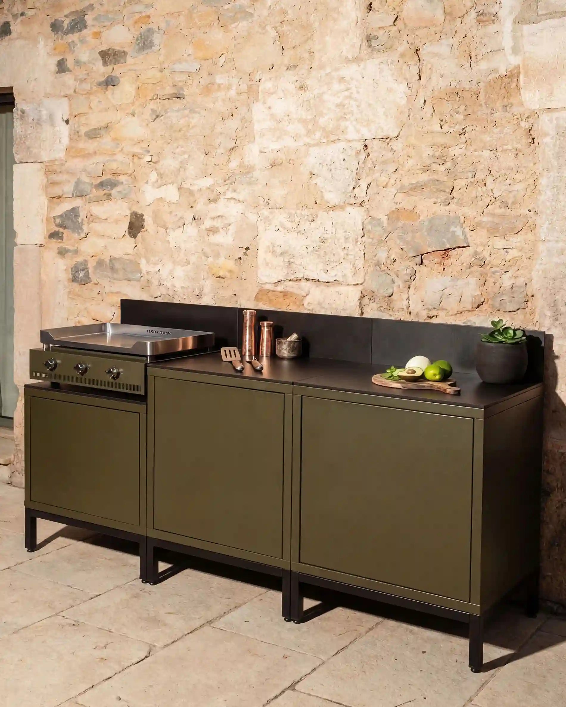 Cuisine extérieure Kokko Pilotis olive avec plancha intégrée