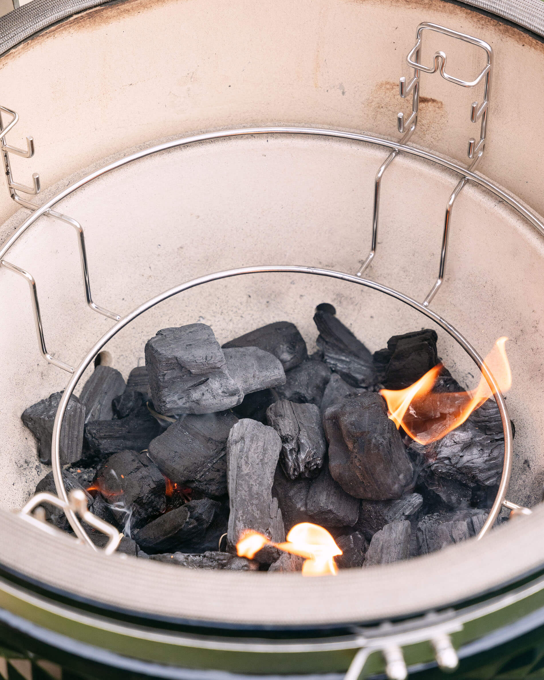 Blick ins keramische Innere des Kokko Kamado mit Feuerraum und Halterungen.