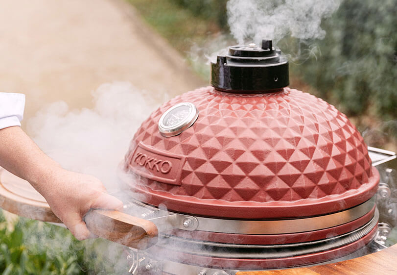 Kamado-Grill von Kokko aus Keramik, der Fertigungsqualität und Herstellergarantie zeigt.