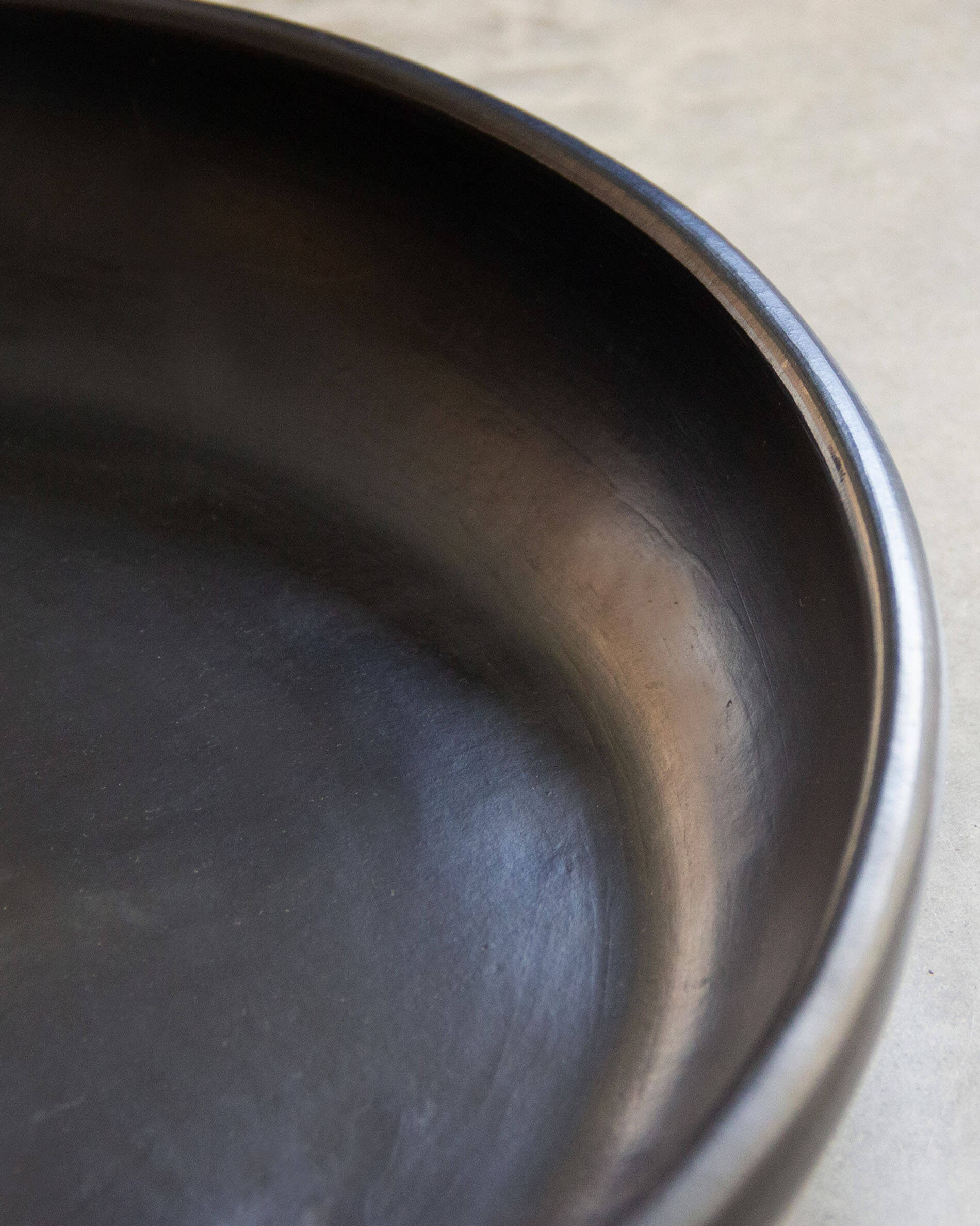 Große runde Platte aus schwarzem Chamba-Ton