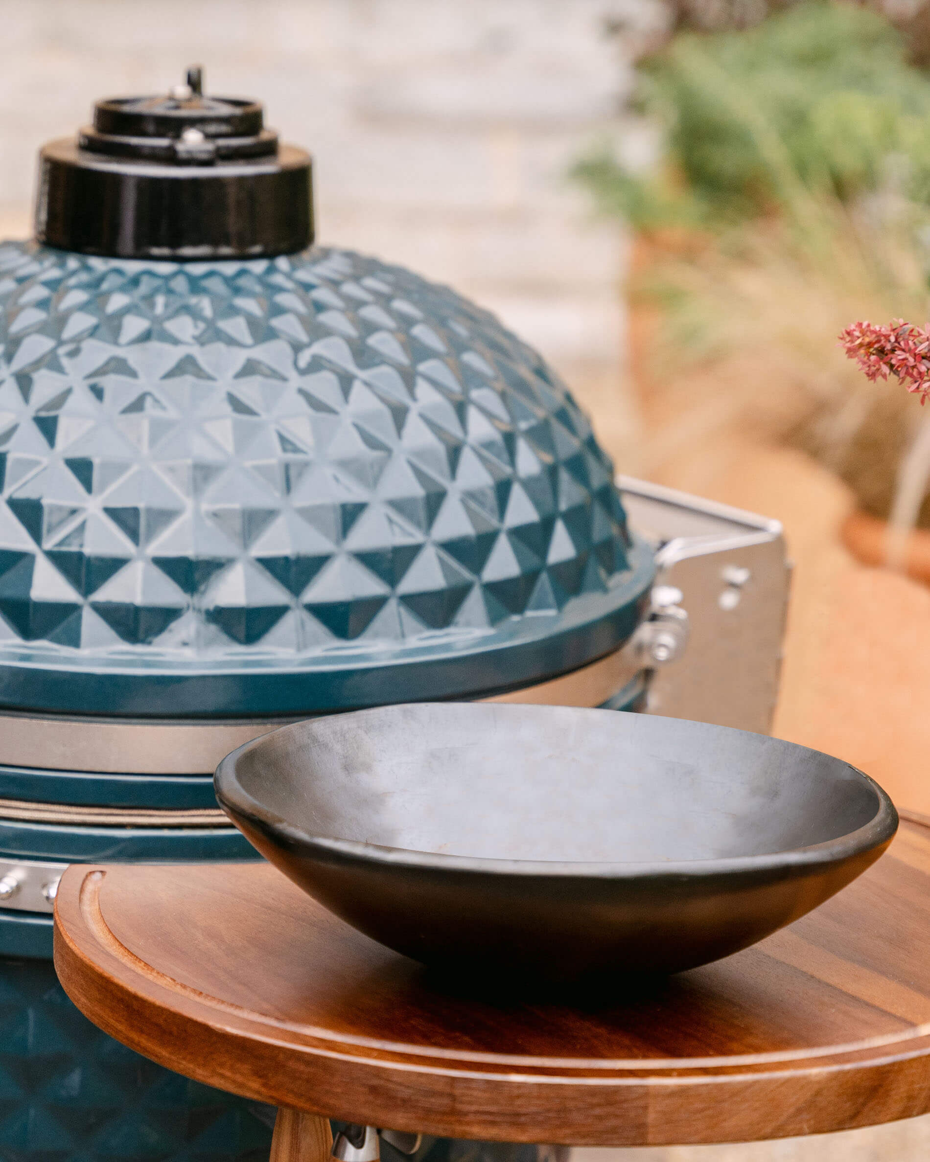 Große schwarze Tonschale Chamba vor Kamado