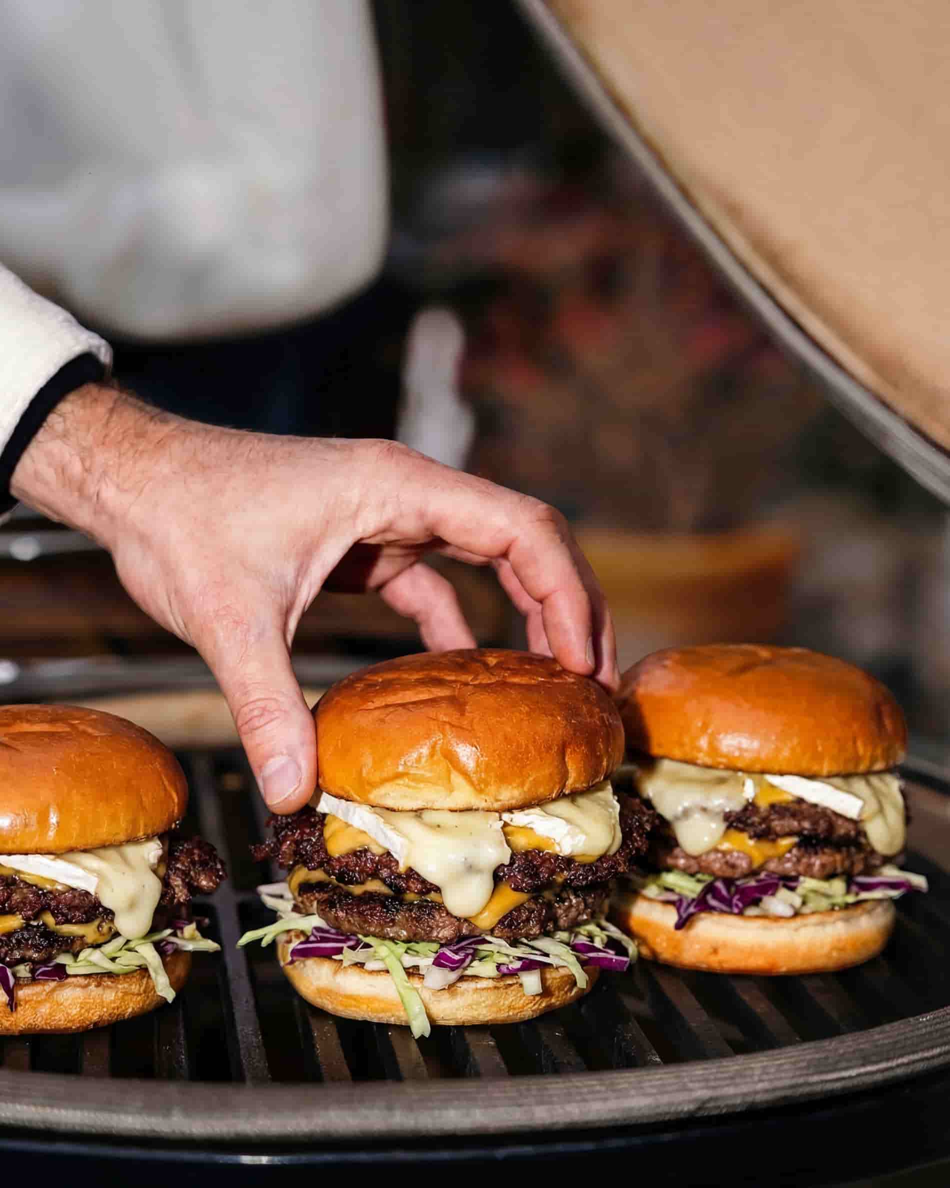 Gusseisenrost mit Hamburgern