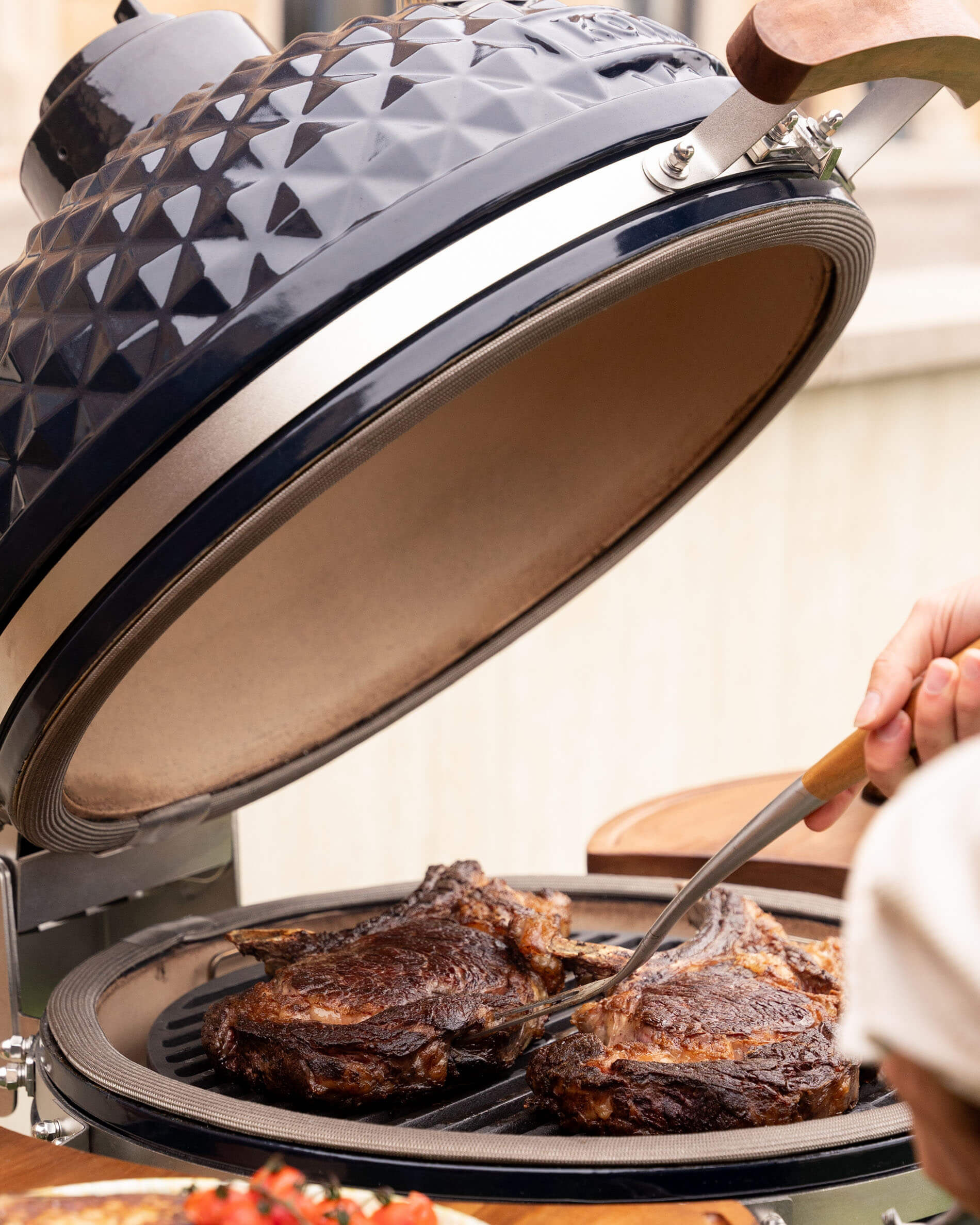 Gusseisenrost und Rinderkoteletts