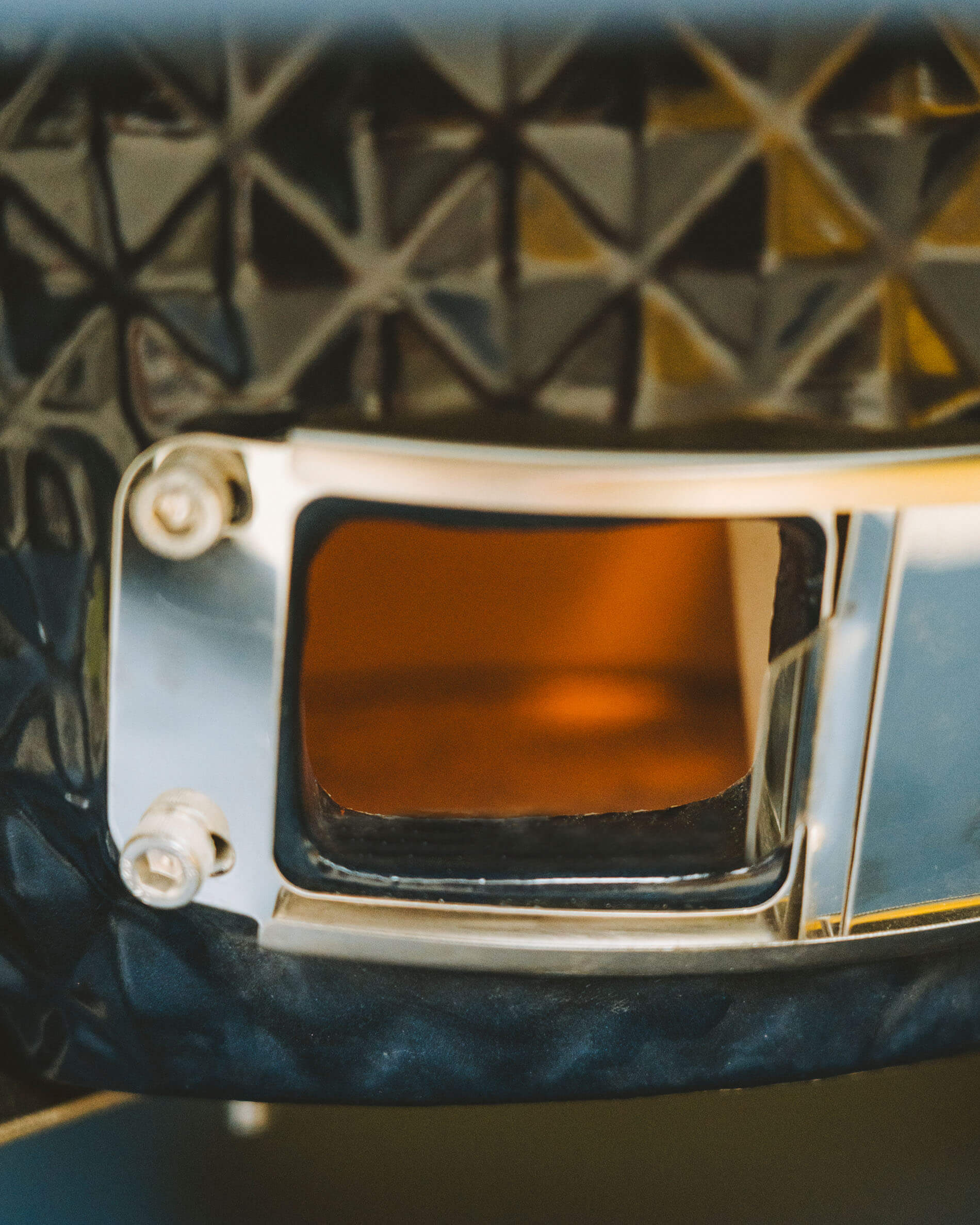 Gros plan sur la trappe de fumage d’un kamado Kokko, montrant l’ouverture métallique et l’intérieur du foyer en céramique.