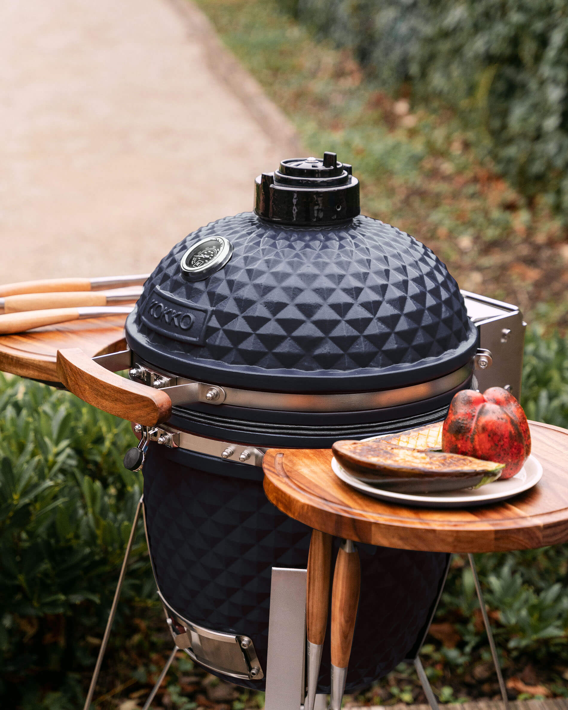Kamado Kokko L 18 pouces en céramique bleu marine avec tablettes latérales.