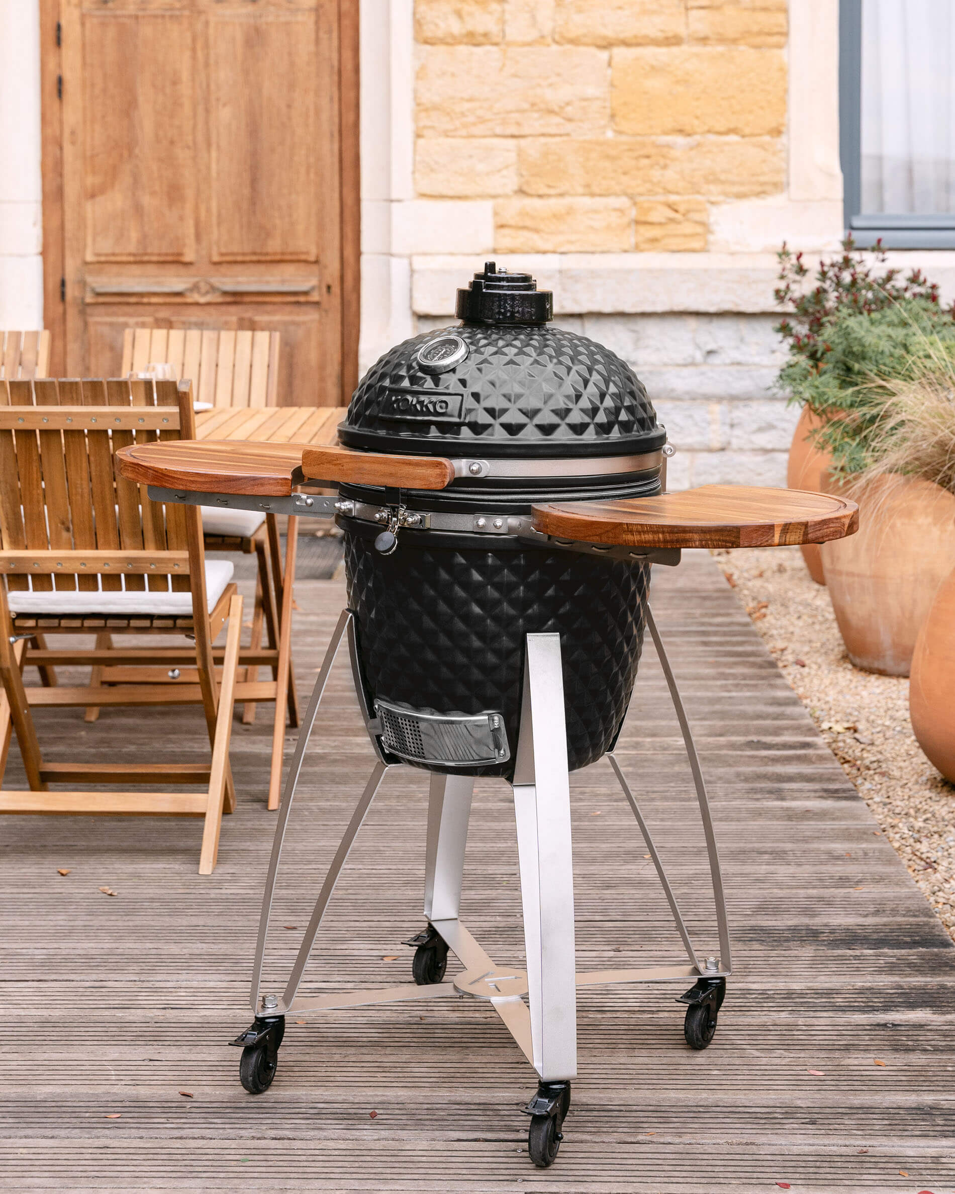Kamado Kokko L 18 pouces en céramique noir profond avec tablettes en bois.