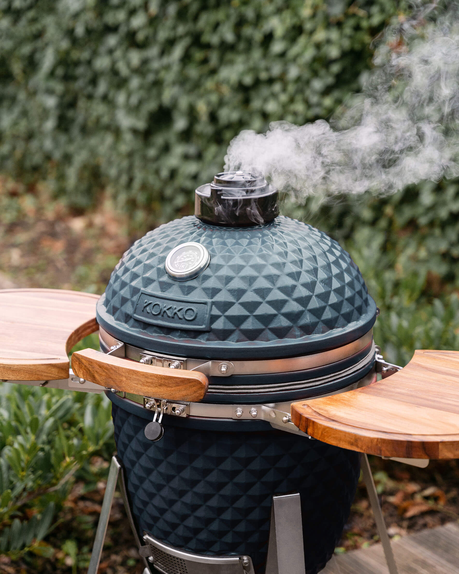 Kamado Kokko L 18 pouces en céramique bleu océan installé en extérieur.