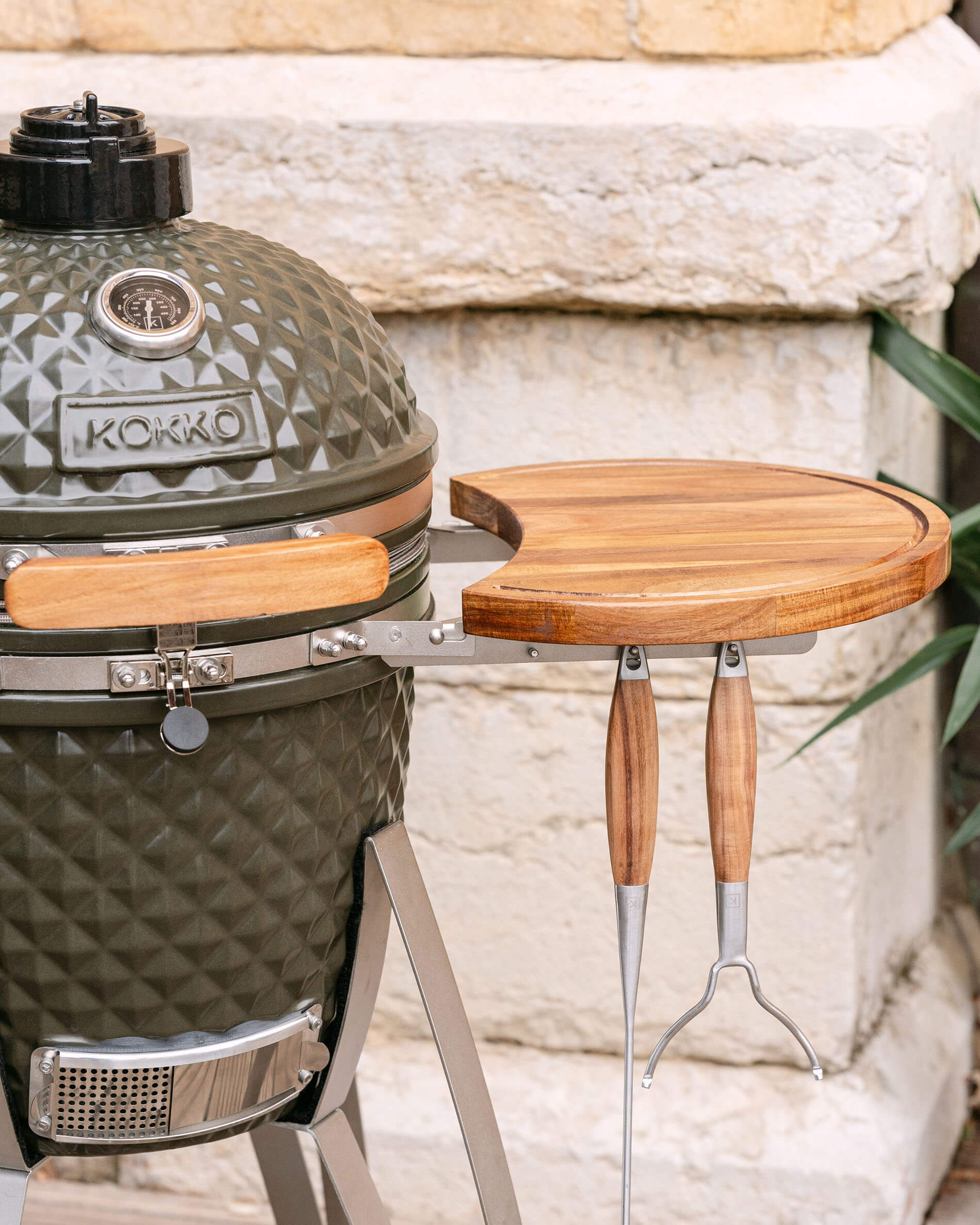 Kamado Kokko L 18 pouces en céramique vert olive sur chariot.
