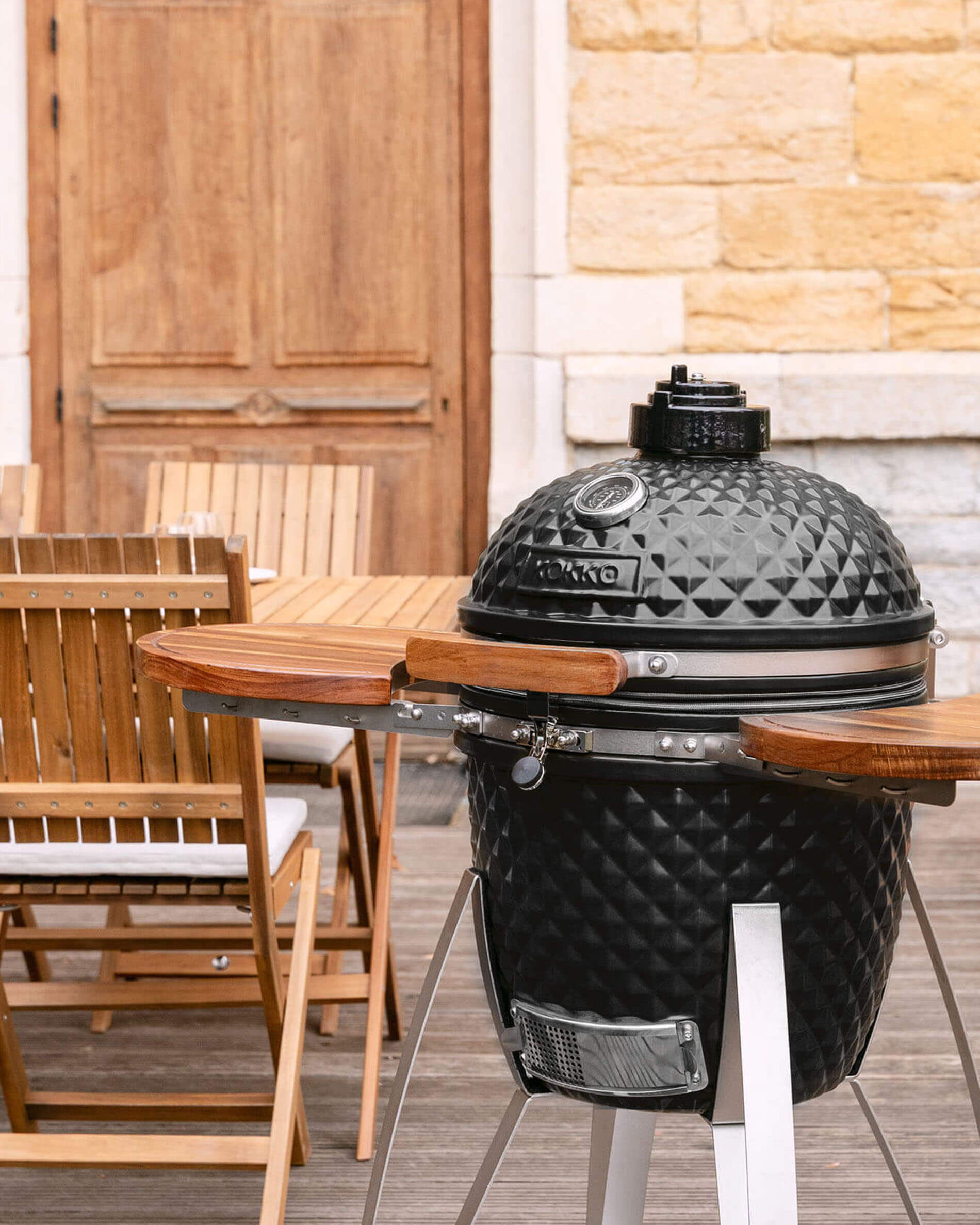 Barbecue kamado Kokko 18 pouces coloris noir, présenté seul en extérieur.