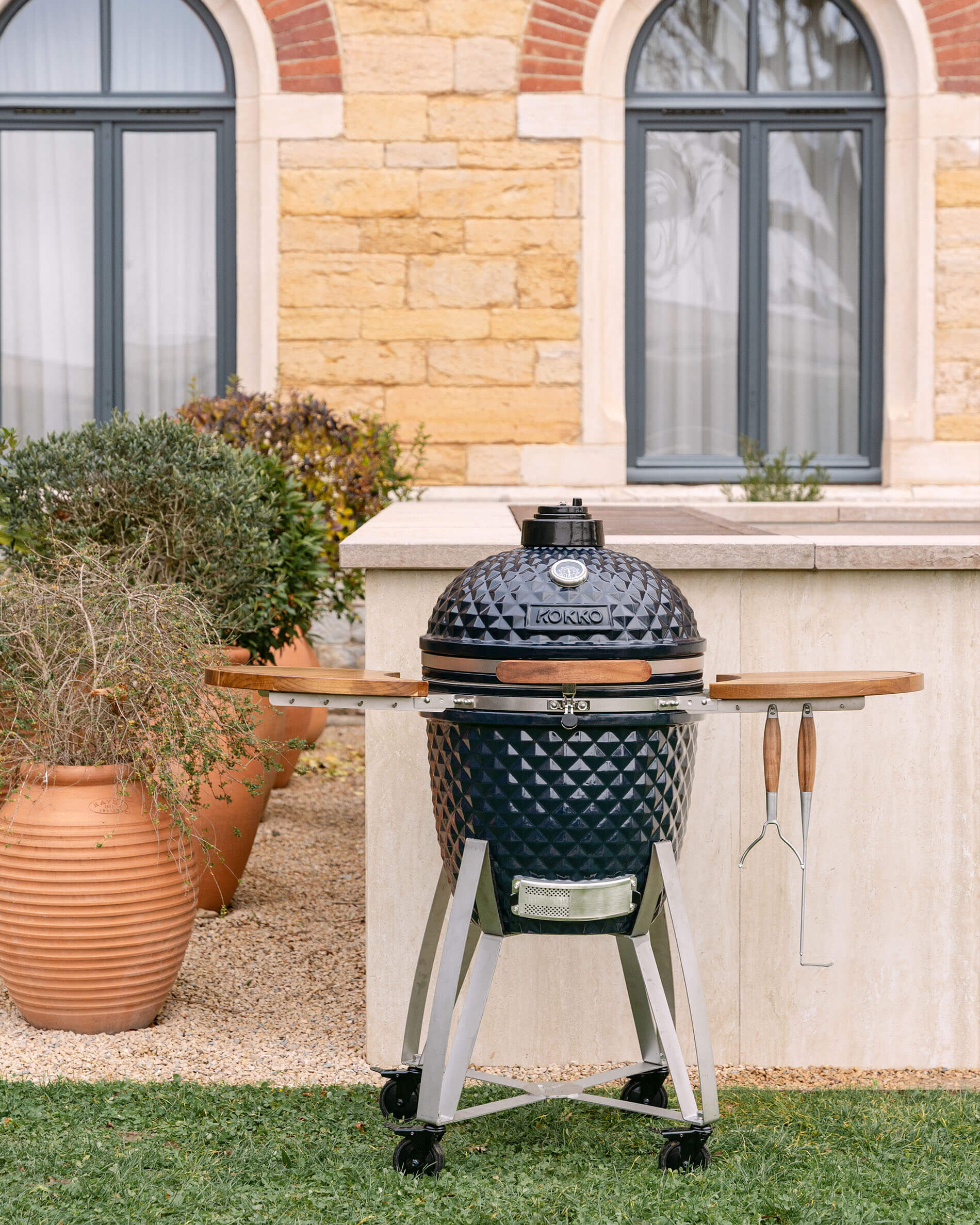 Kamado Kokko XL 22 pouces en céramique bleu marine présenté fermé sur chariot.