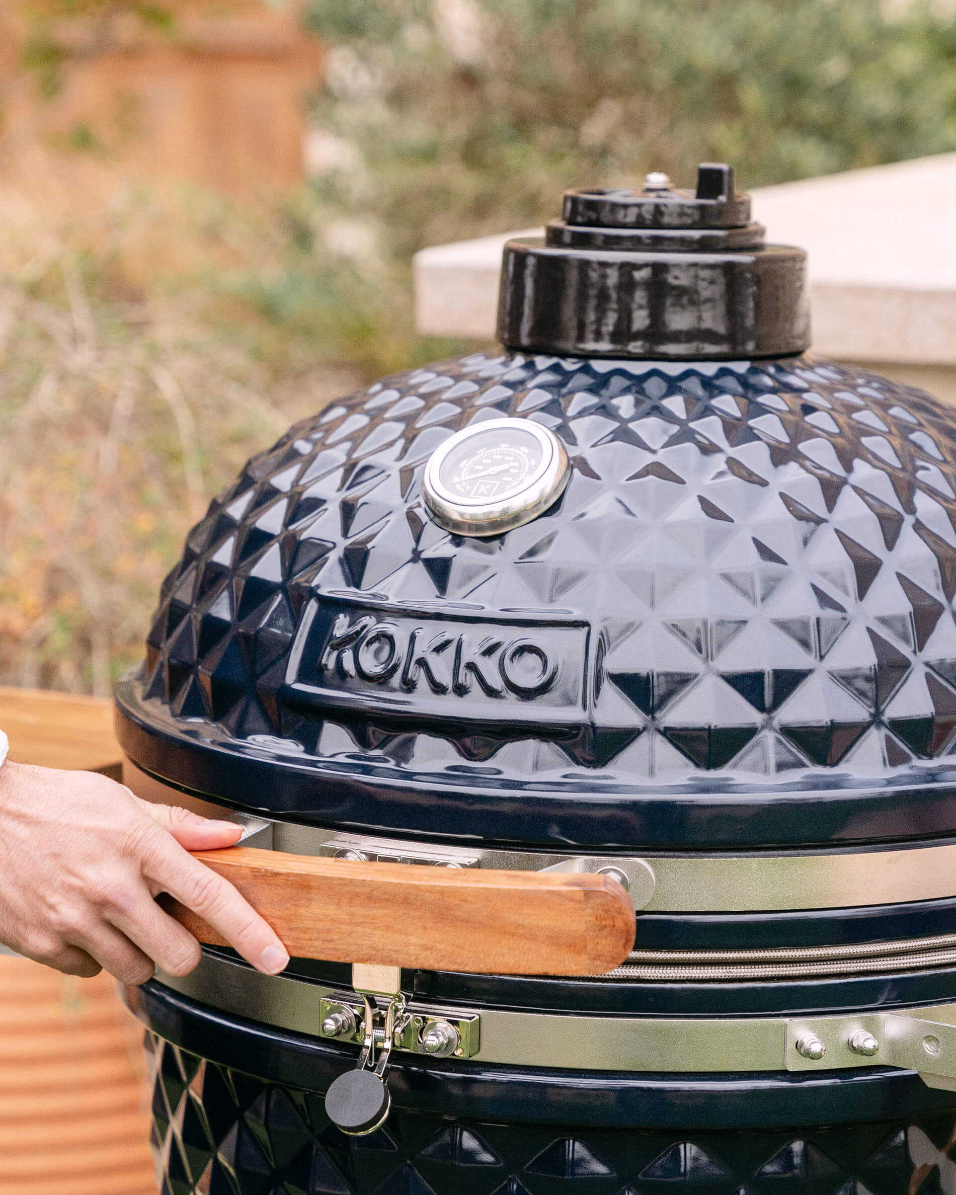 Gros plan sur le couvercle d’un kamado Kokko XL 22 pouces en céramique bleu marine.