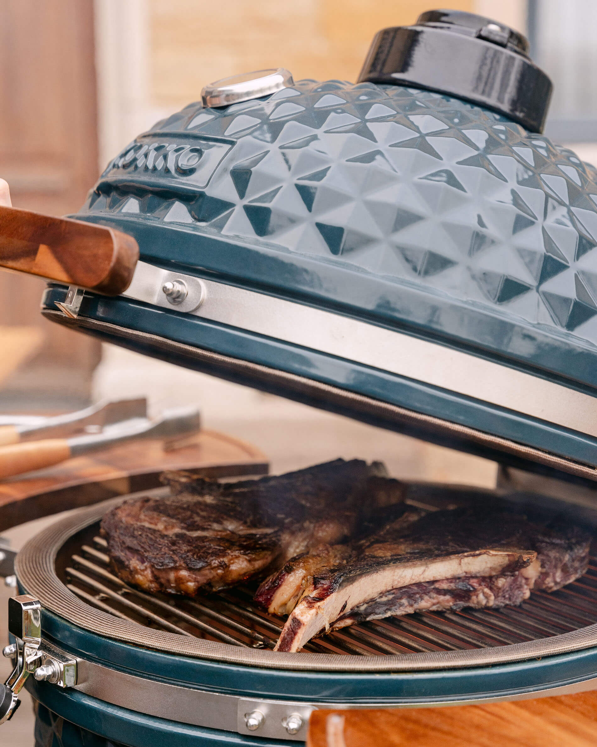 Détail du couvercle d’un kamado Kokko XL 22 pouces en céramique bleu océan.